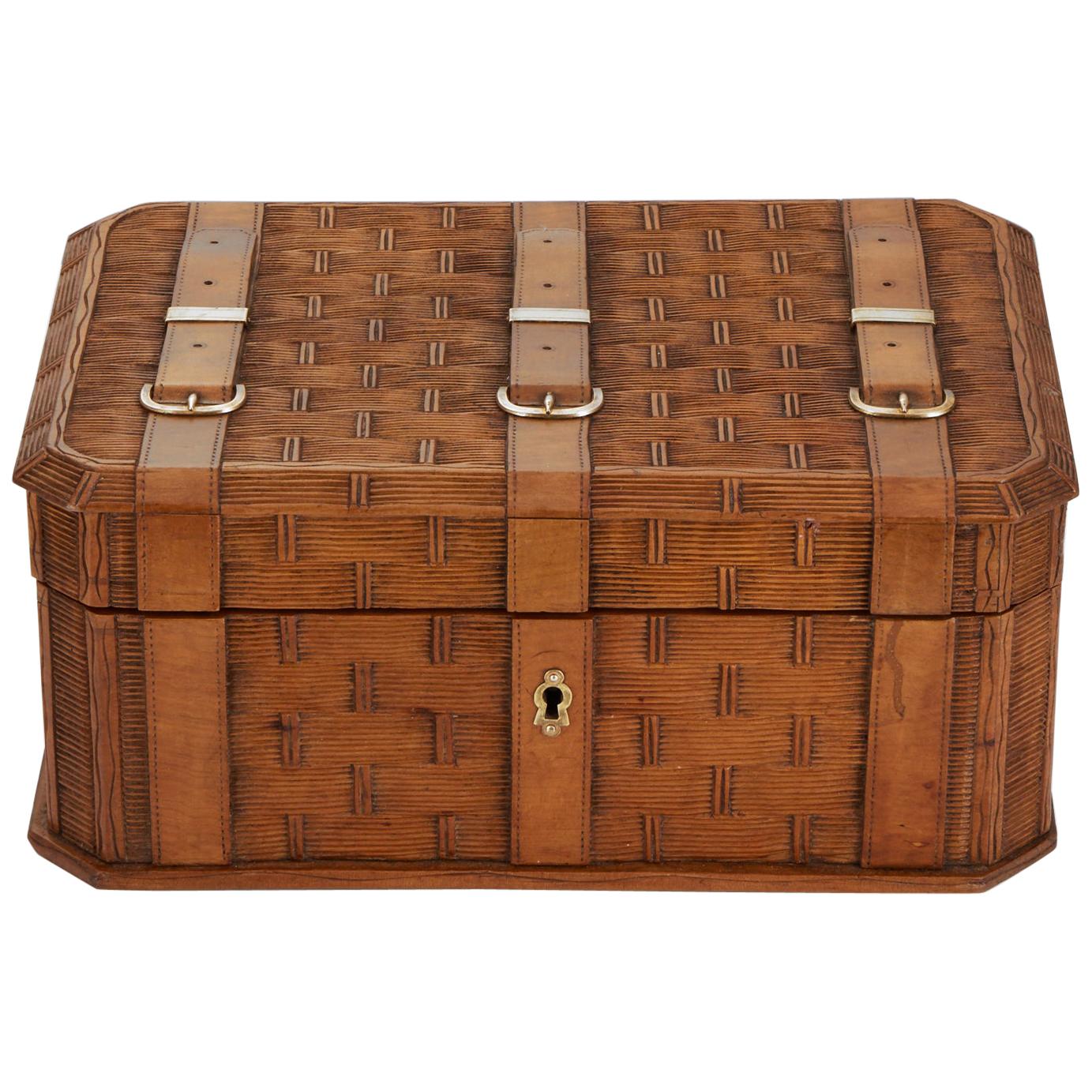 Antigua caja de sicomoro con decoración tallada de principios del siglo XX Alemania Circa 1910