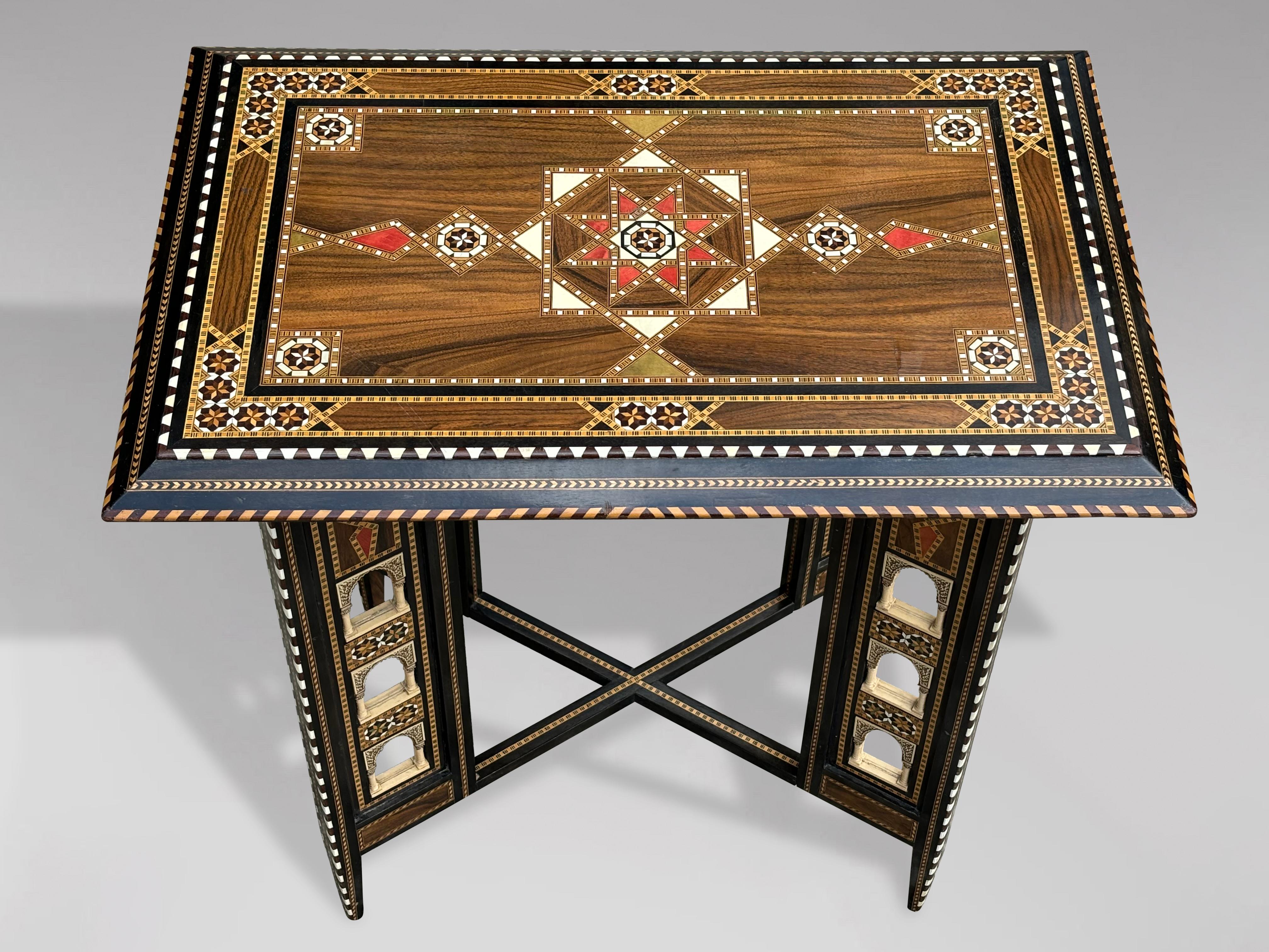 Ein feiner Beistelltisch aus Palisander mit Intarsien aus Syrien aus dem frühen 20. Jahrhundert in rechteckiger Form, aufwändig mit einem geometrischen Muster aus Mosaikknochen, Ebenholz und anderen MATERIALEN Intarsien versehen. Alle stehen auf