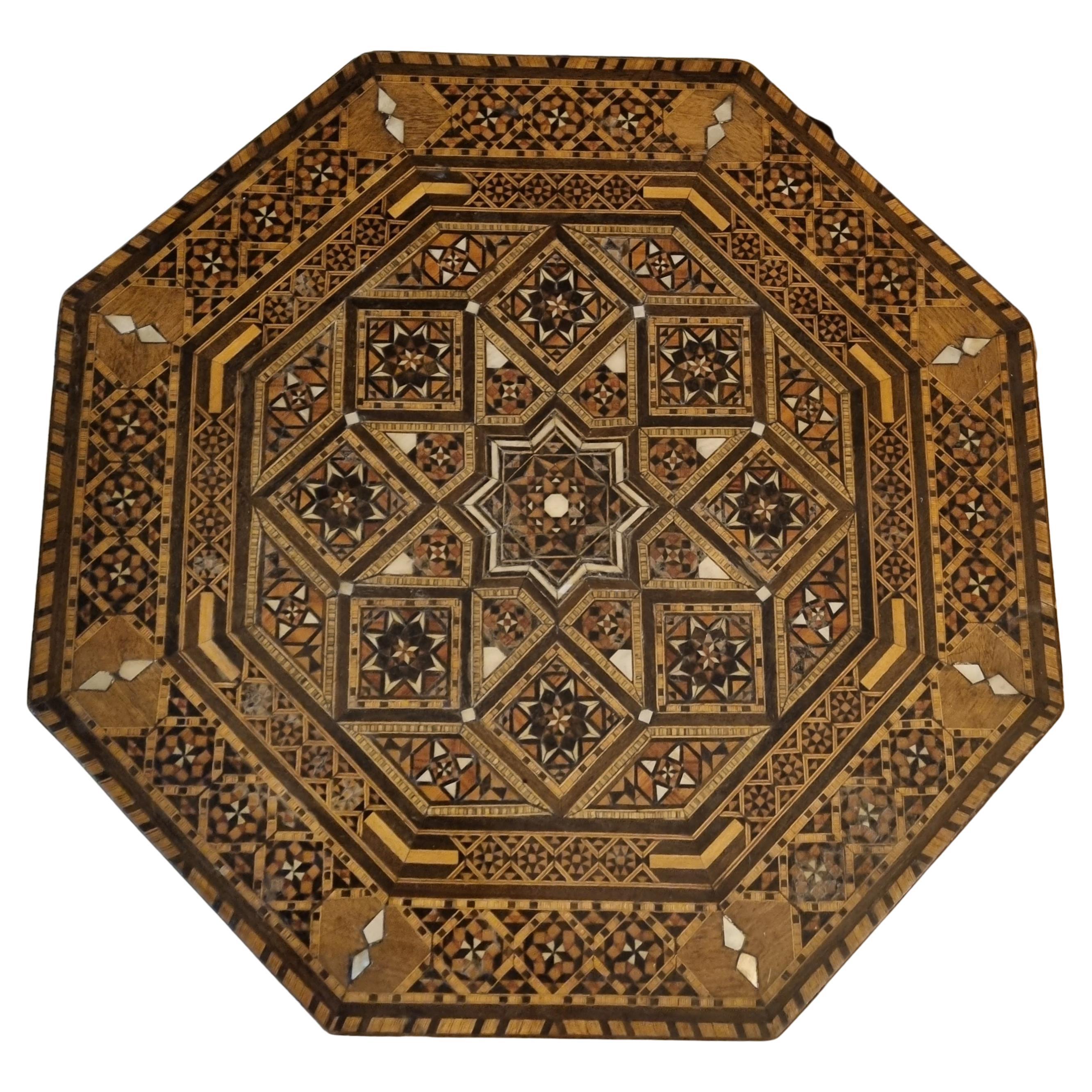 Mesa auxiliar octogonal siria de marquetería de principios del siglo XX