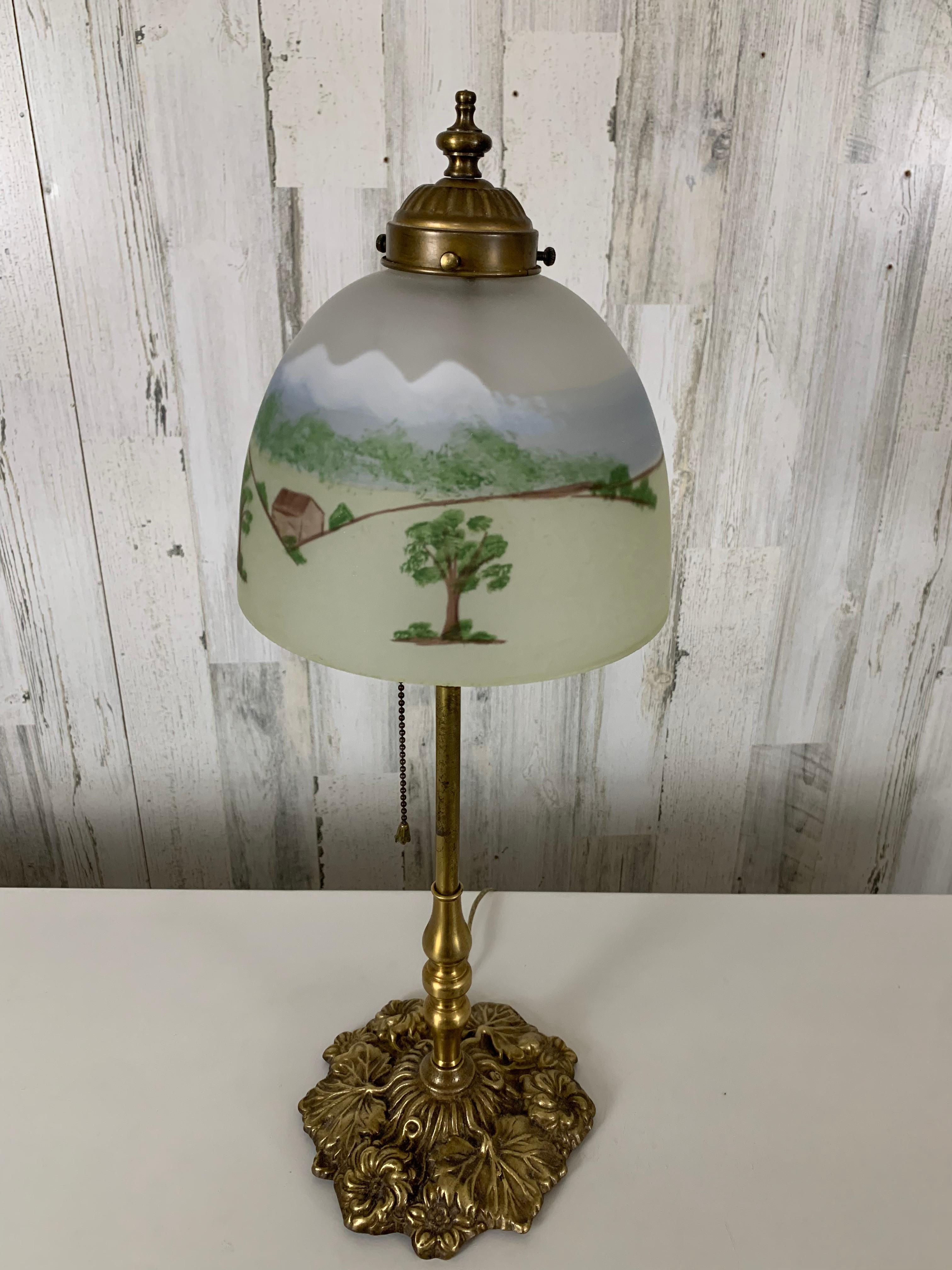 Américain Lampe de table du début du 20e siècle avec abat-jour peint à la main en vente