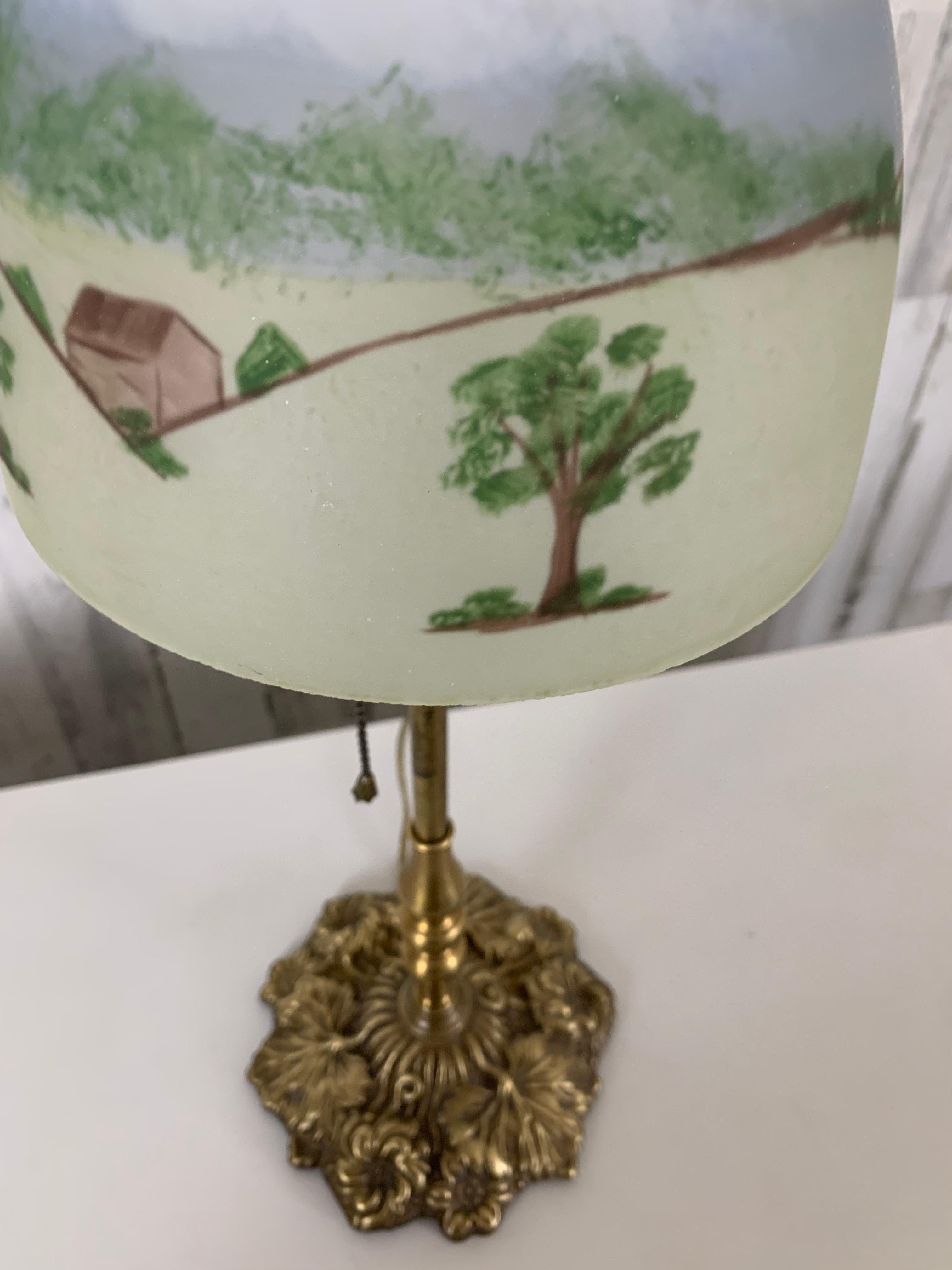 20ième siècle Lampe de table du début du 20e siècle avec abat-jour peint à la main en vente