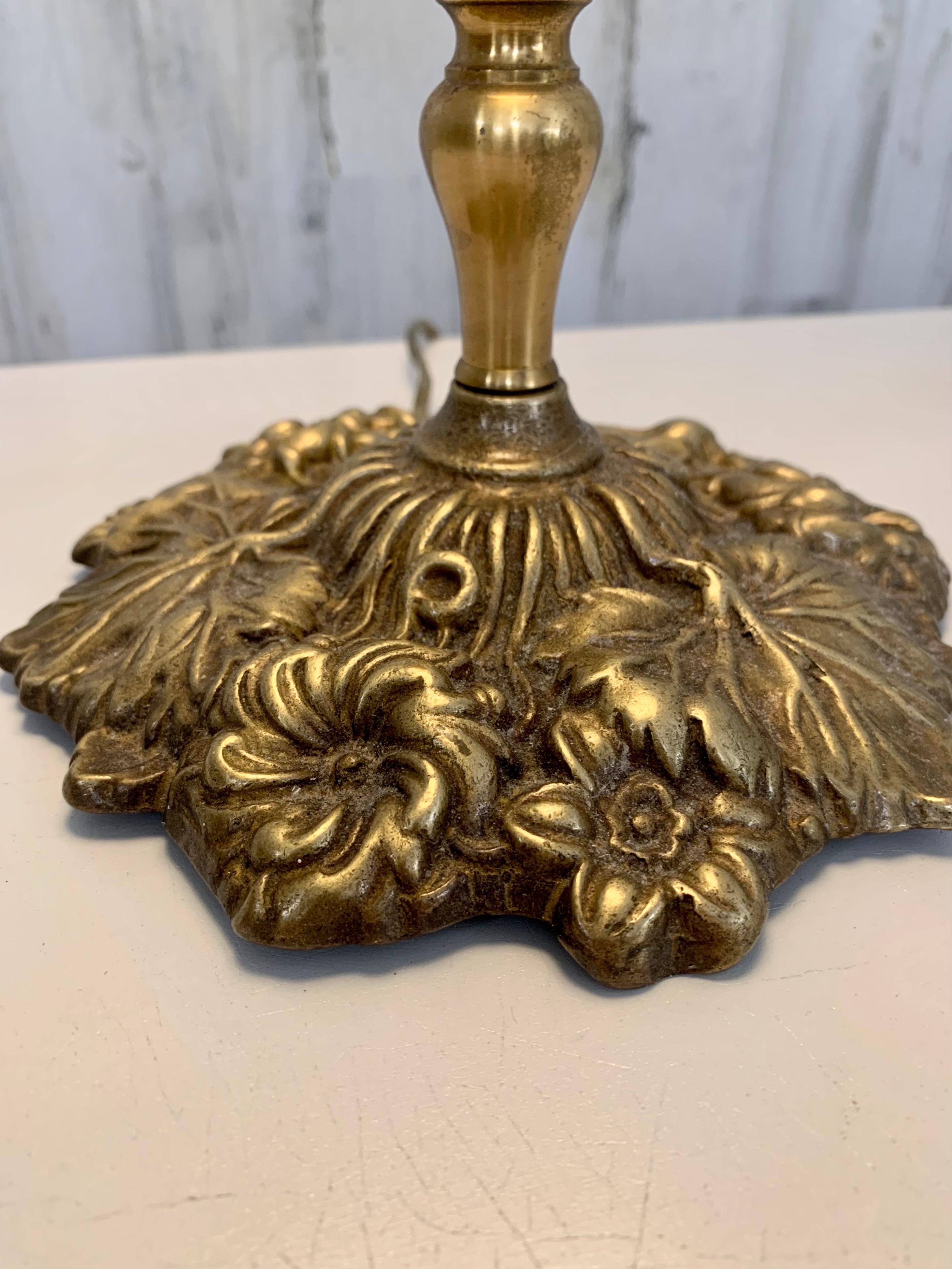 Lampe de table du début du 20e siècle avec abat-jour peint à la main en vente 3