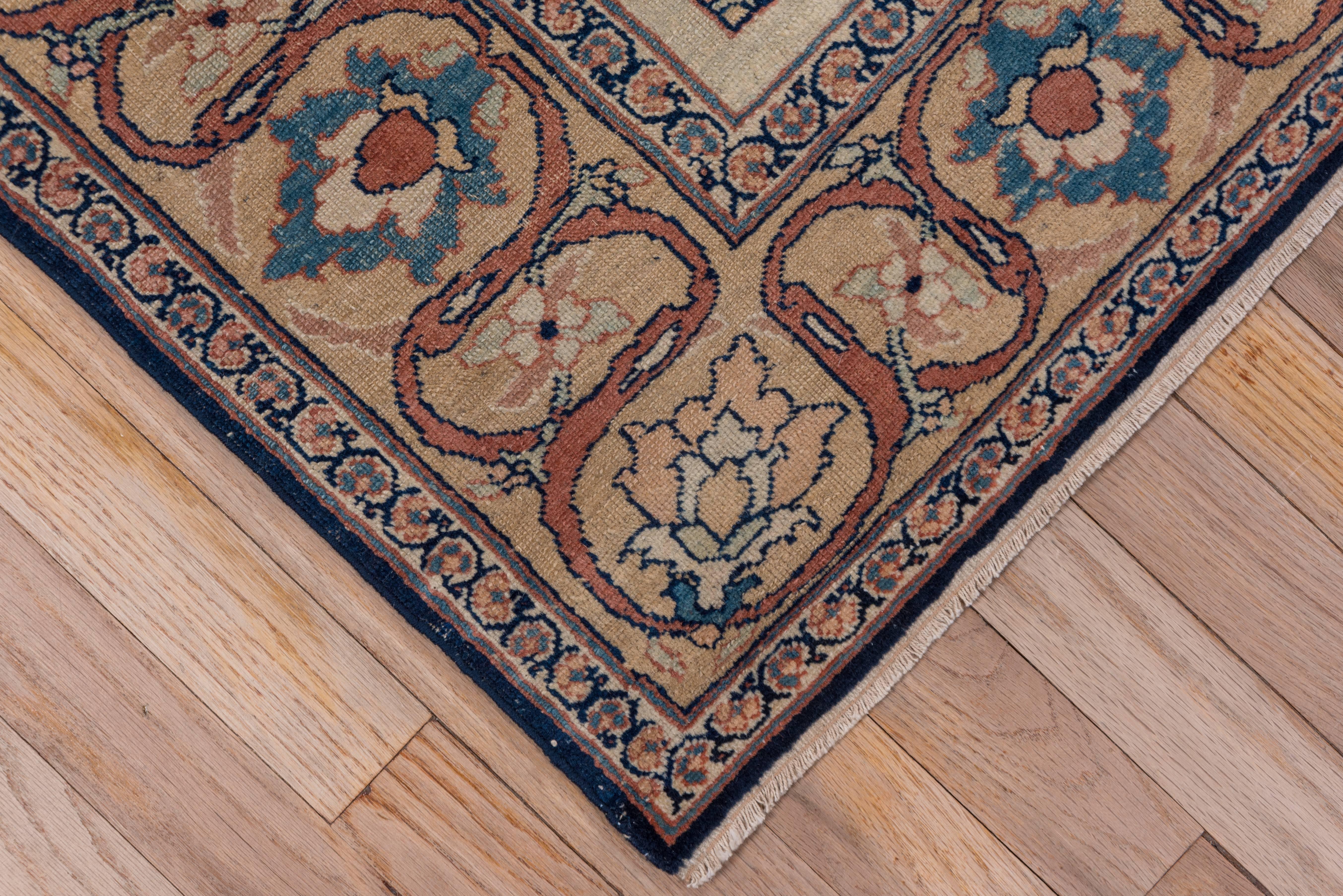 Tissé dans le nord-ouest de l'Iran, ce tapis de Tabriz est un excellent exemple de tissage à son meilleur. Centré par un médaillon pendentif cuspidé magnifiquement dessiné, accentué par la vigne du champ et complété par une belle bordure de vignes
