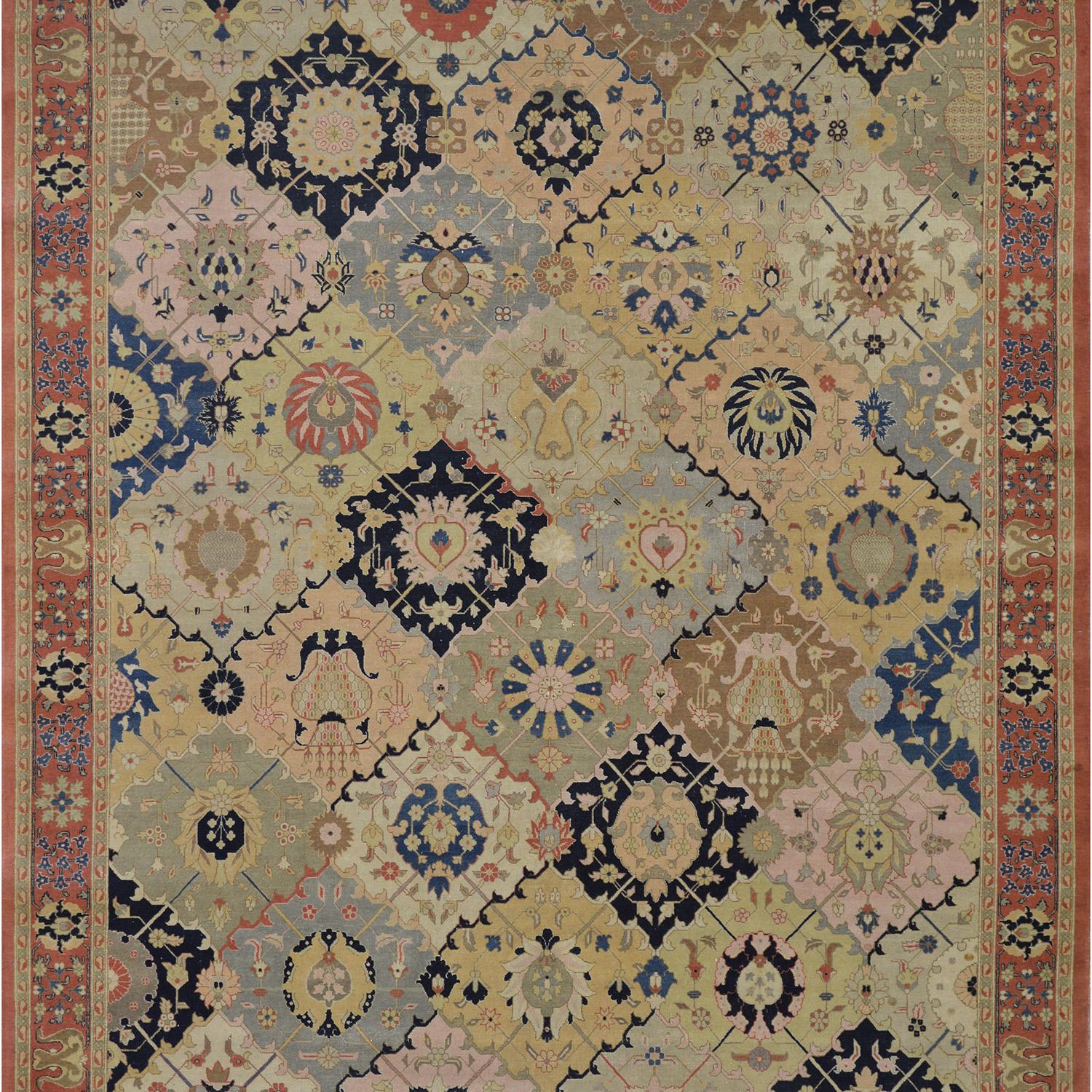 Dieser traditionelle handgewebte persische Täbriz-Teppich hat ein polychromes All-Over-Gartenmotiv mit arabeskenförmigen Rautengittern, die jeweils Kränze mit zentralen Palmetten einschließen, in einer rostroten Palmettenbordüre zwischen