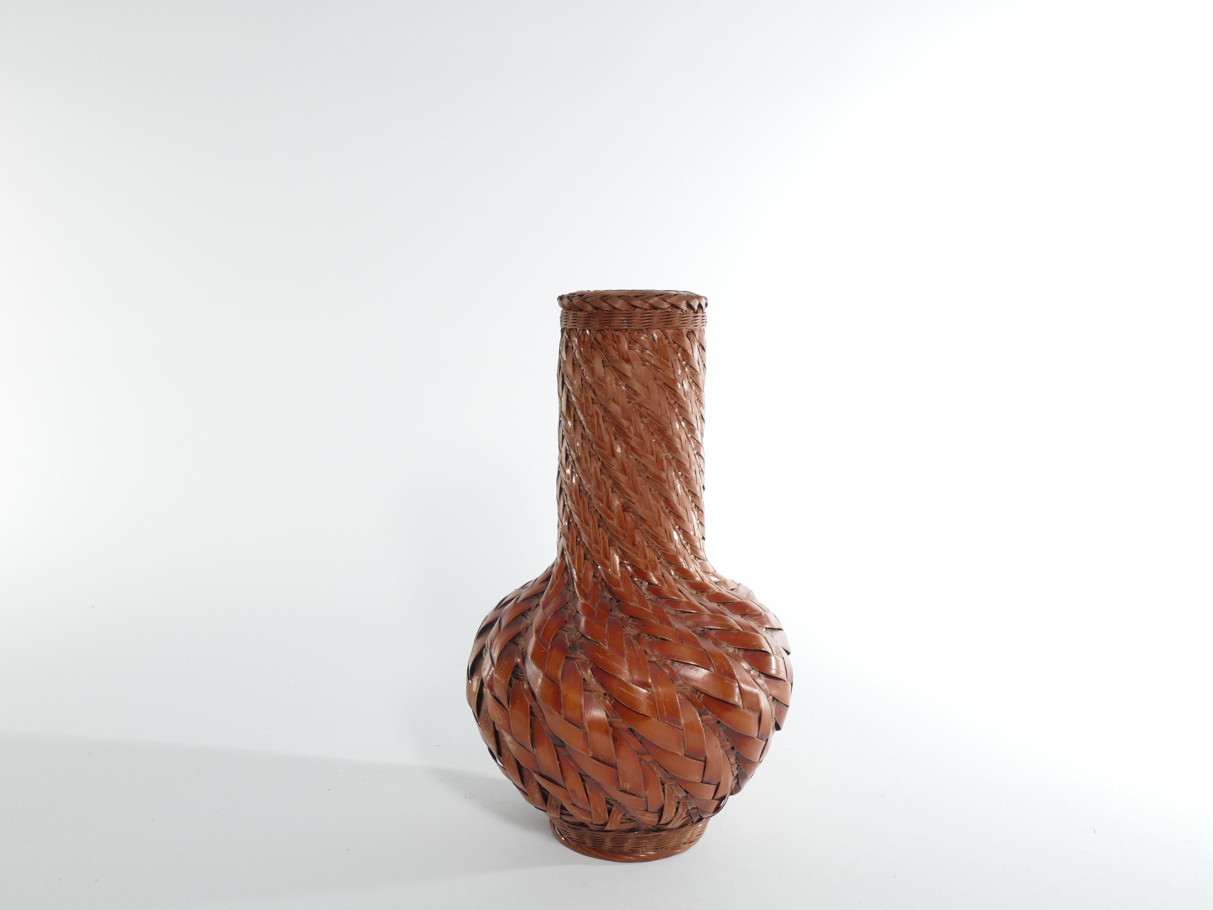 Tessuto a mano Vaso Ikebana di bambù intrecciato giapponese del periodo Taisho/Showa dei primi del Novecento in vendita