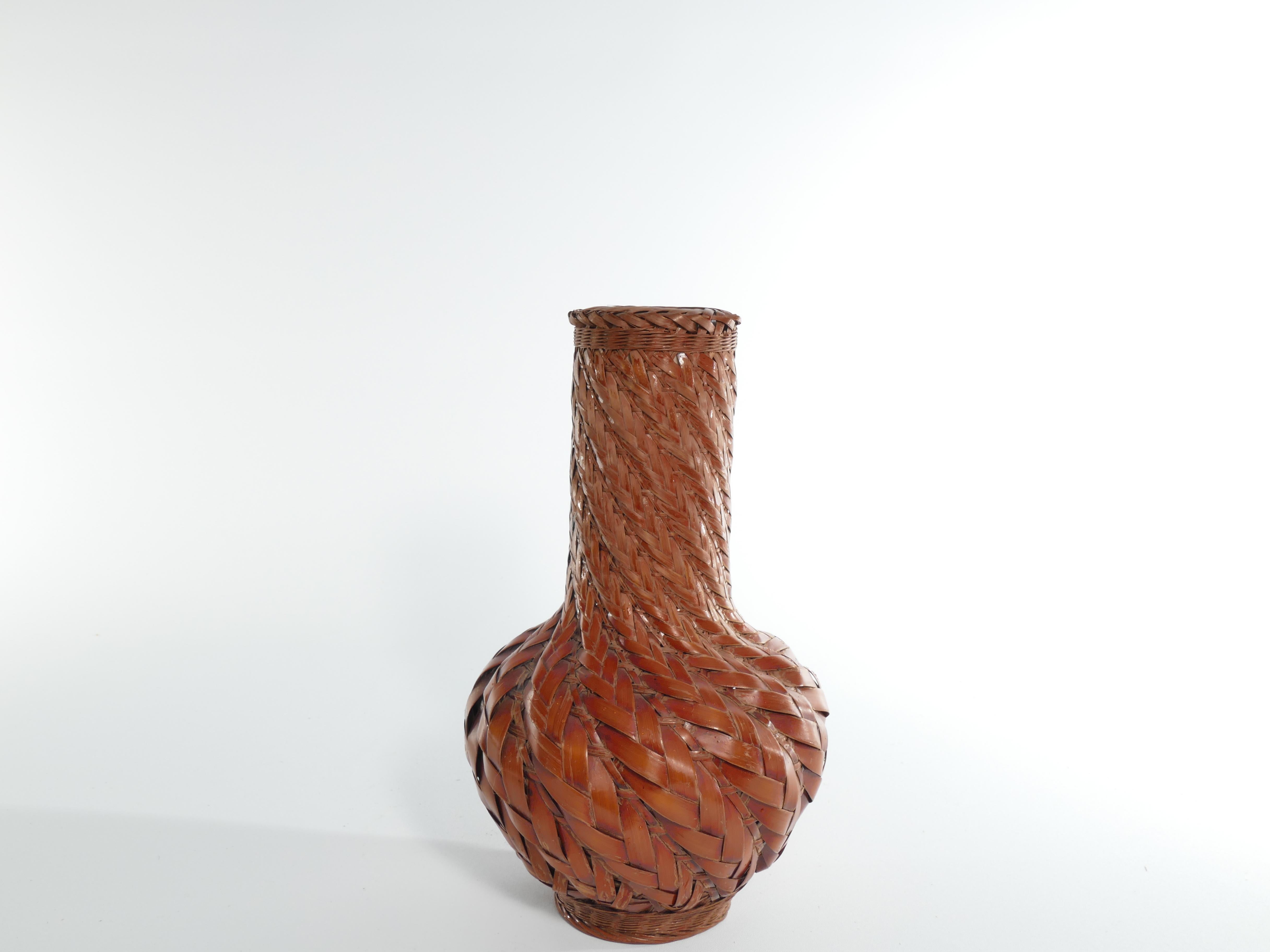 Introducing an Exquisite Early 20th Century Taisho/Showa Period Japanese Woven Bamboo Ikebana Vase – A Timeless Masterpiece!

Step into the enchanting world of Japanese craftsmanship with this Early 20th Century Taisho/Showa Period Woven Bamboo