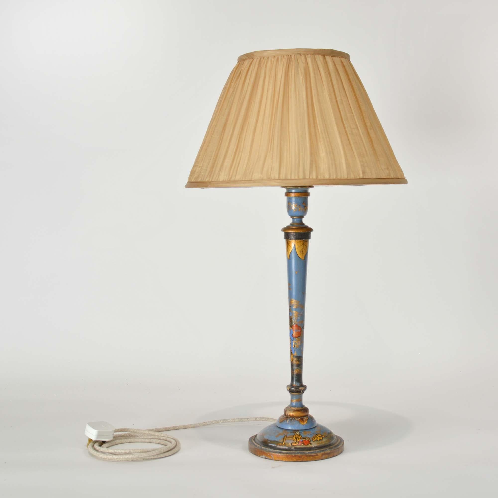 Große blaue Chinoiserie-Lampe
Gedrehte Säule und Sockel, lackiert mit vergoldetem Dekor und blauem Grund, einige Flecken auf dem Dekor. Große Proportionen und gute Skala zu dieser Lampe, ungewöhnlich in blau. Neu verkabelt mit Bajonettfassung und