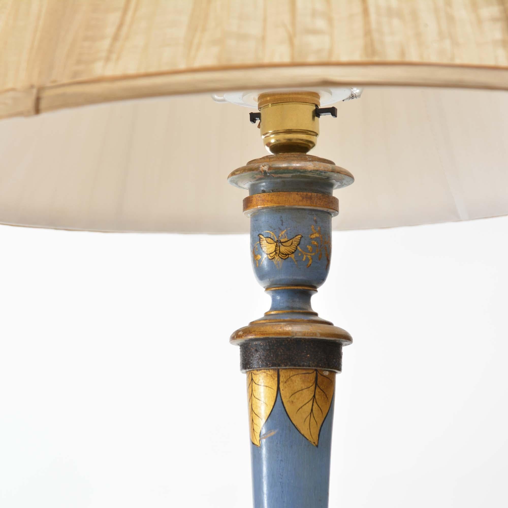 Große blaue Chinoiserie-Lampe des frühen 20. Jahrhunderts (Holz) im Angebot