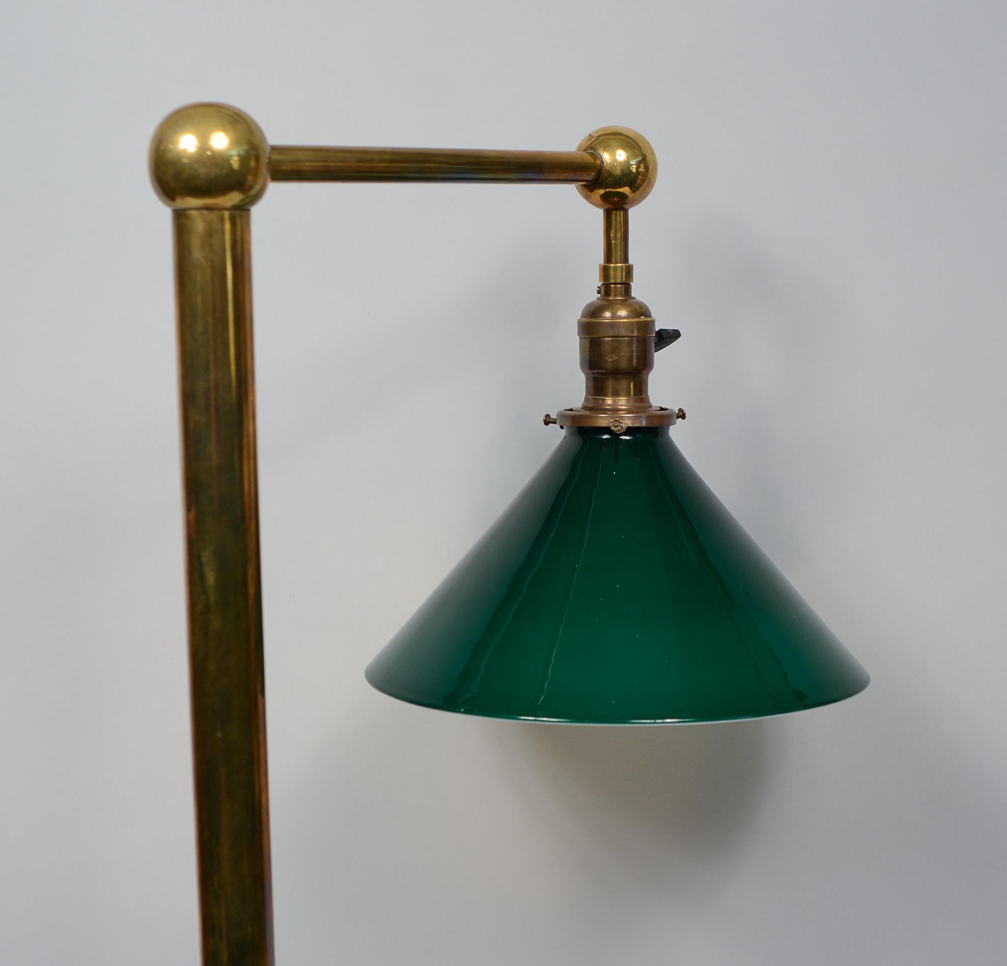 Lampe de bureau en laiton pour banquier du début du 20e siècle en vente 7