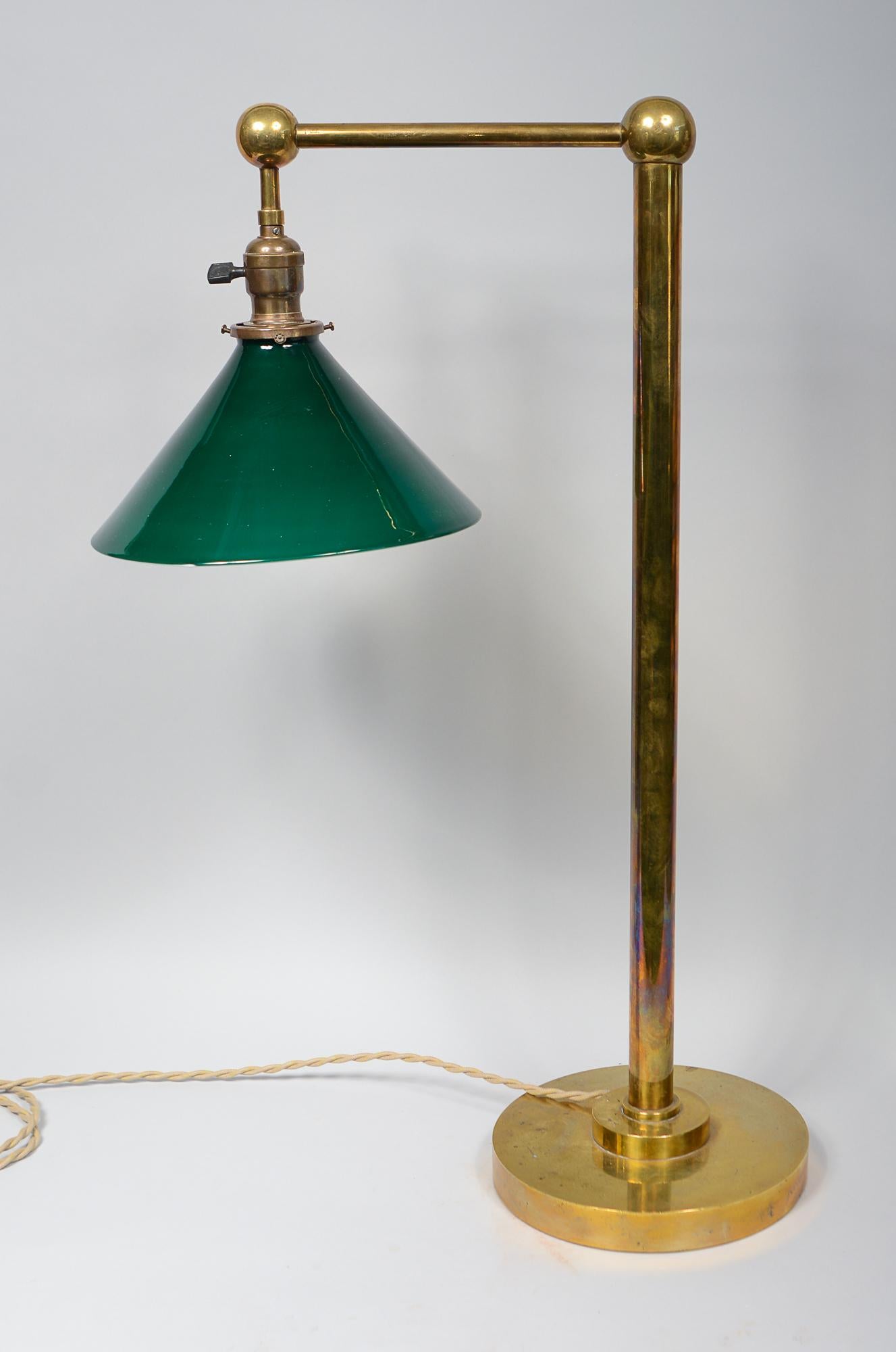 Lampe de bureau haute en laiton du début des années 1900. Semblable à la simplicité des lampes Fairies de cette période, mais avec une présence beaucoup plus substantielle. La lampe a été recâblée avec un cordon torsadé recouvert de coton.