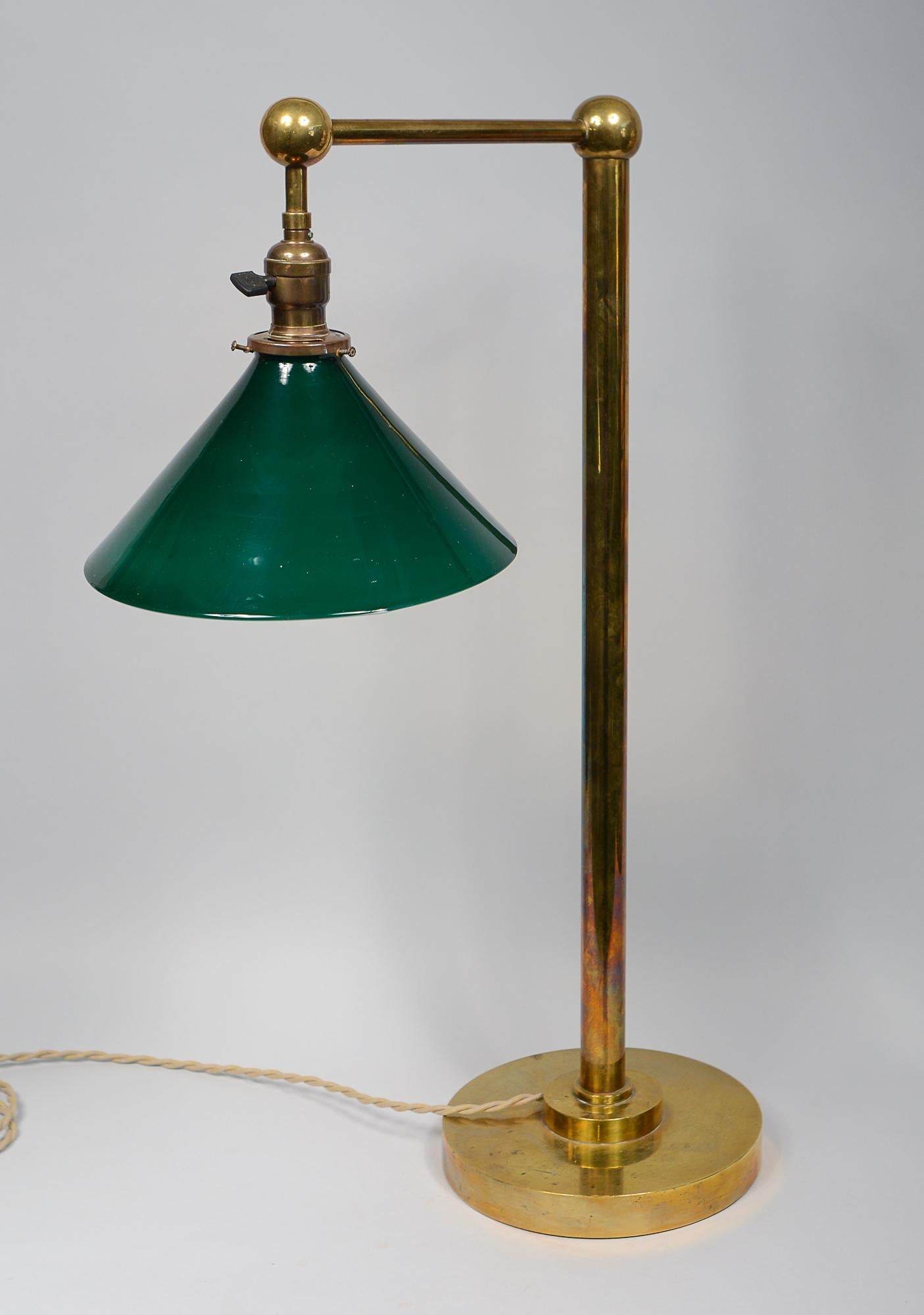 Industriel Lampe de bureau en laiton pour banquier du début du 20e siècle en vente