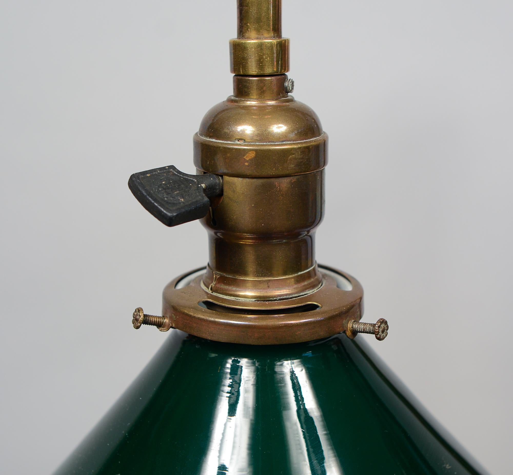 Américain Lampe de bureau en laiton pour banquier du début du 20e siècle en vente