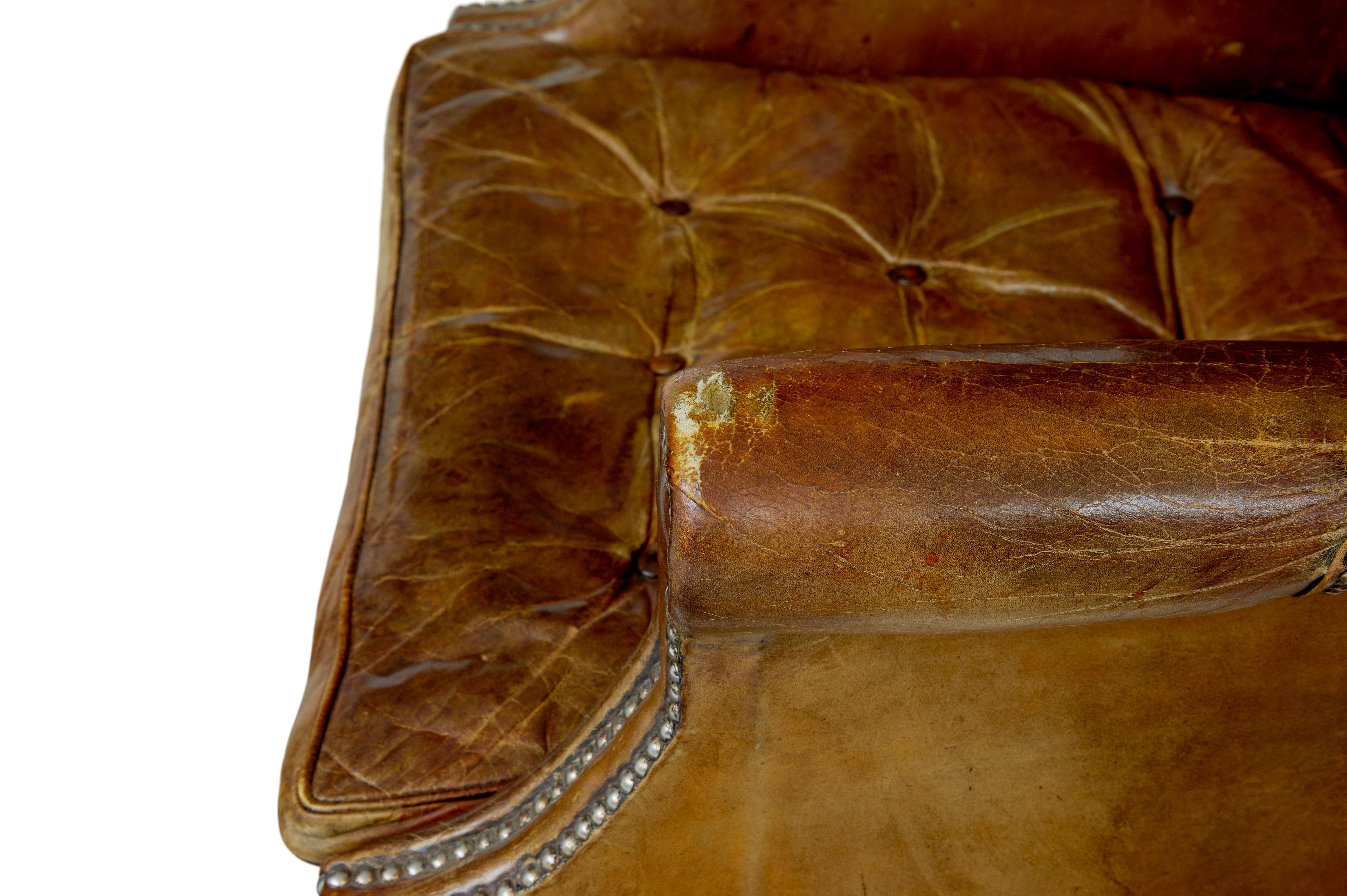 Sillón con respaldo de ala de cuero curtido de principios del siglo XX en venta 3