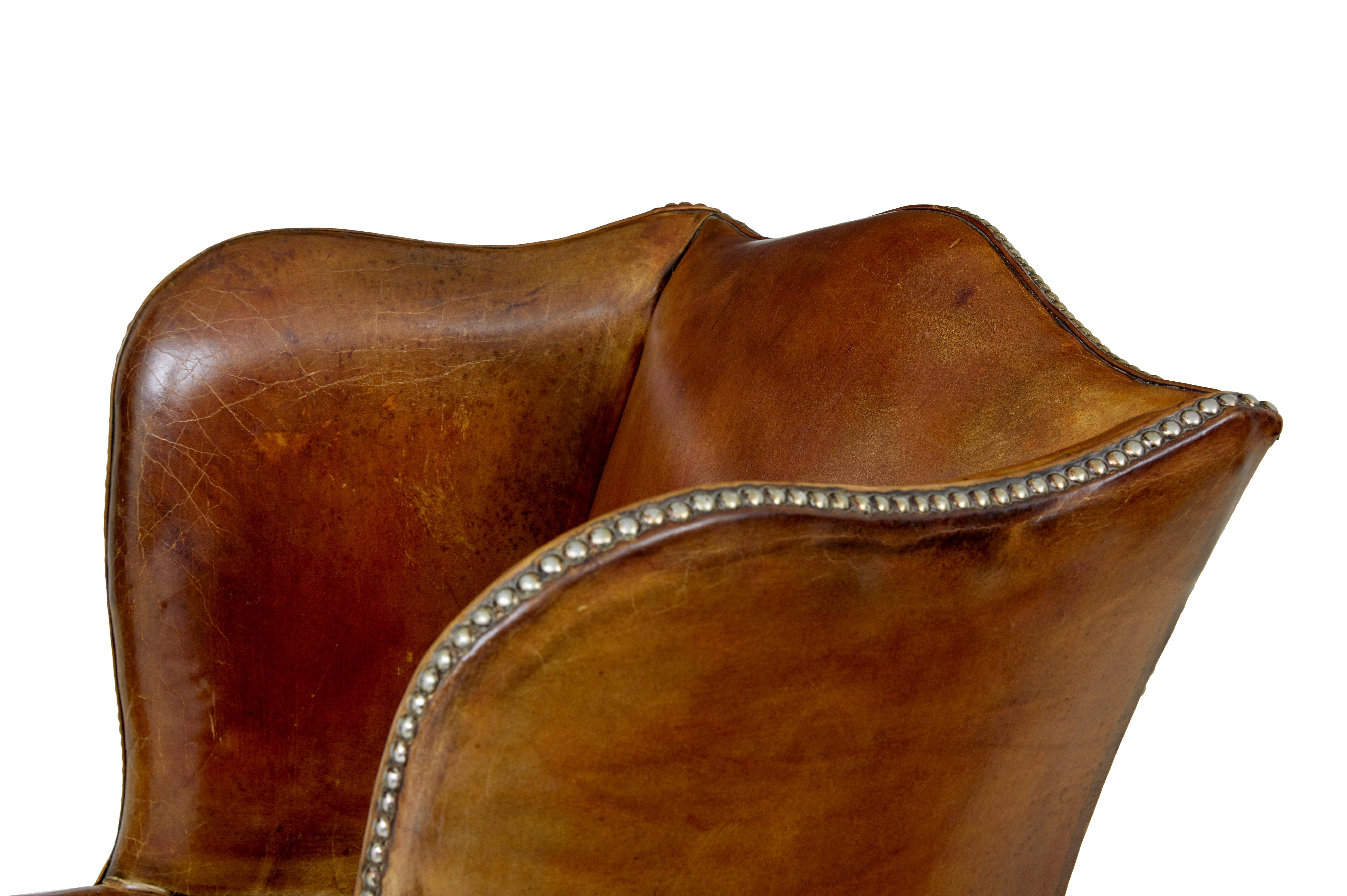 Sillón con respaldo de ala de cuero curtido de principios del siglo XX en venta 4