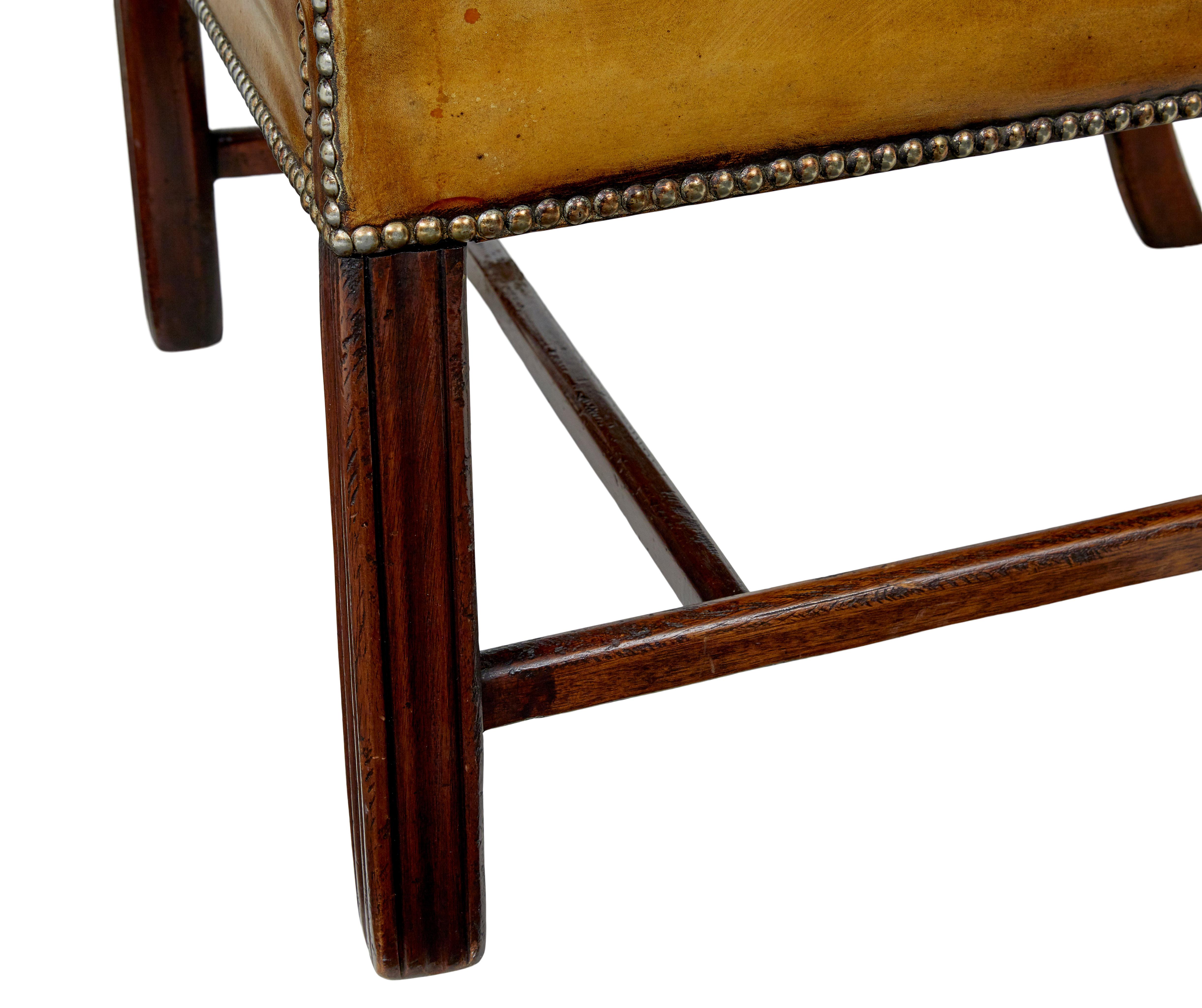 Sillón con respaldo de ala de cuero curtido de principios del siglo XX en venta 5