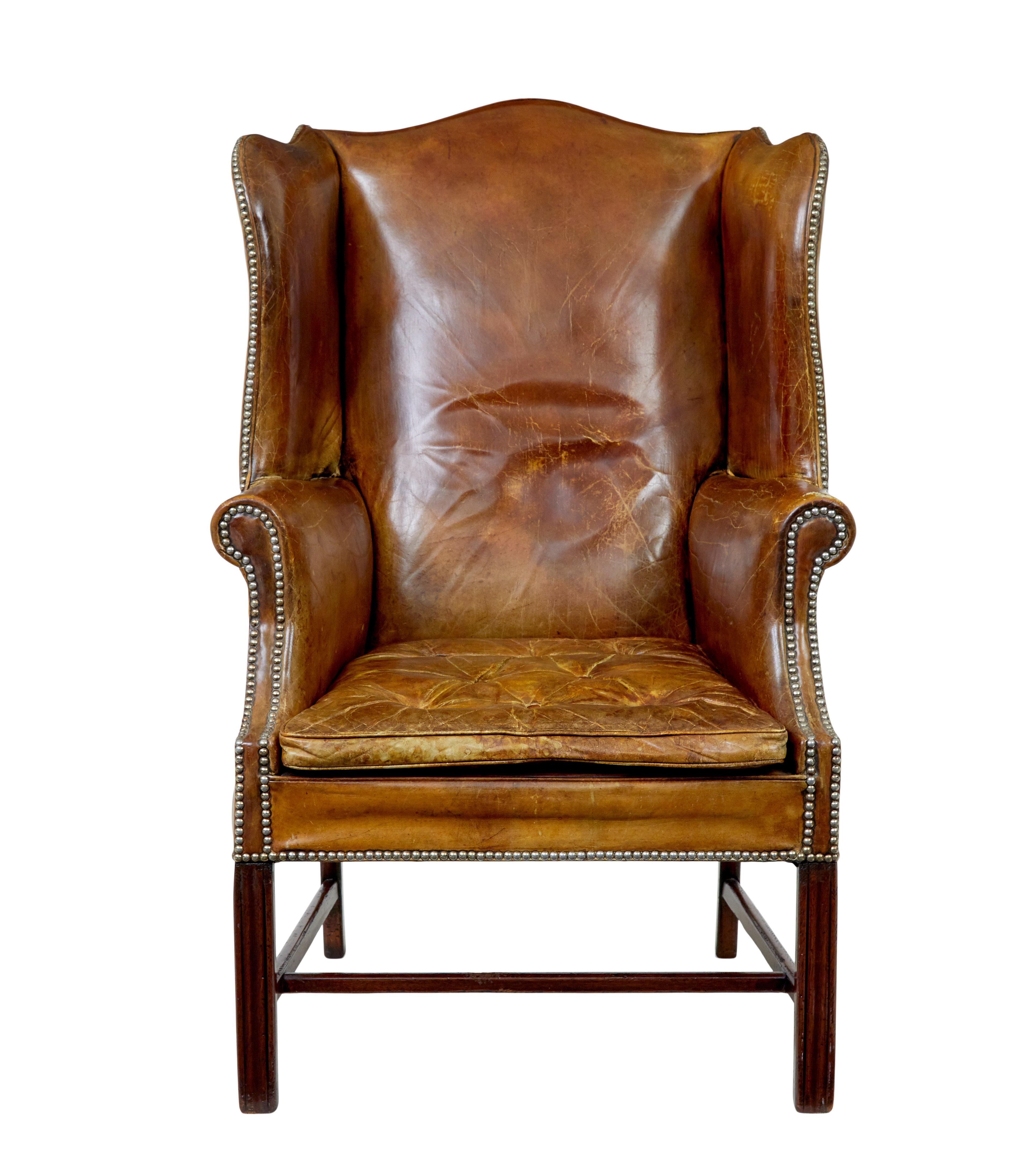 Sillón con respaldo de piel color canela de principios del siglo XX, circa 1900.

Nos complace ofrecerte este precioso sillón orejero que reúne todas las proporciones ideales.

Respaldo y alas con volutas, adornados con tachuelas de latón.  Brazos