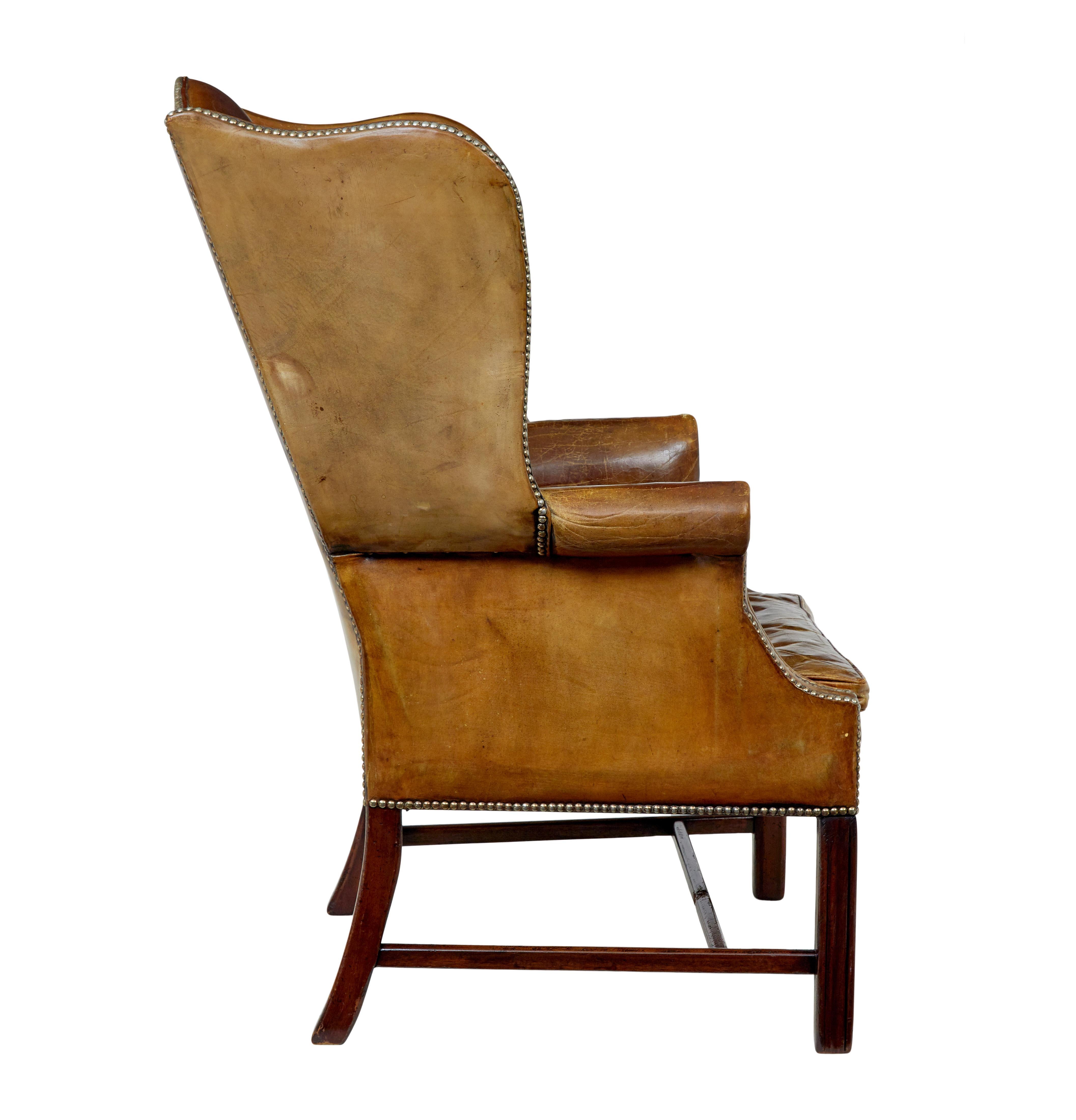 Sillón con respaldo de ala de cuero curtido de principios del siglo XX Inglés en venta