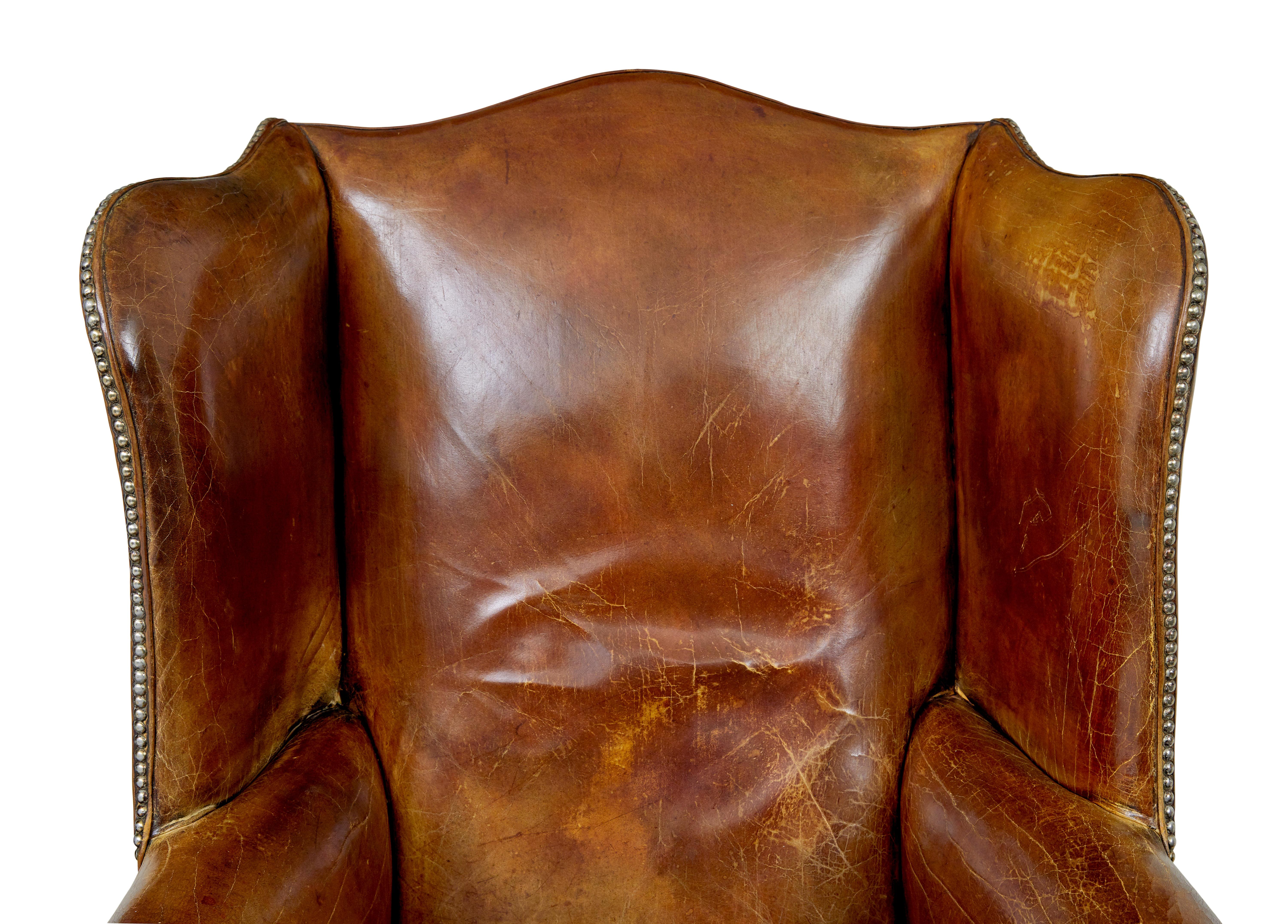 Sillón con respaldo de ala de cuero curtido de principios del siglo XX Cuero en venta