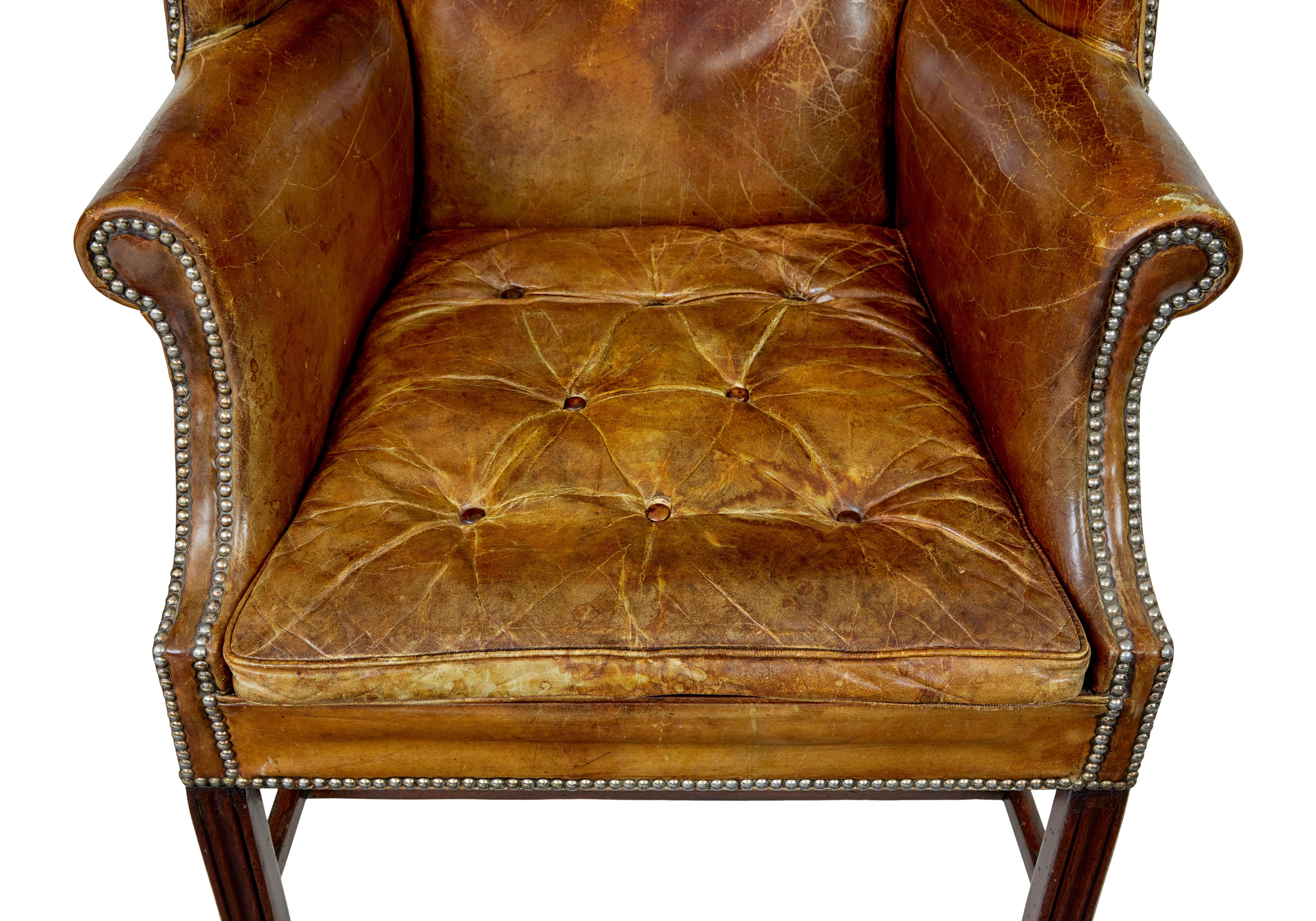 Sillón con respaldo de ala de cuero curtido de principios del siglo XX en venta 1