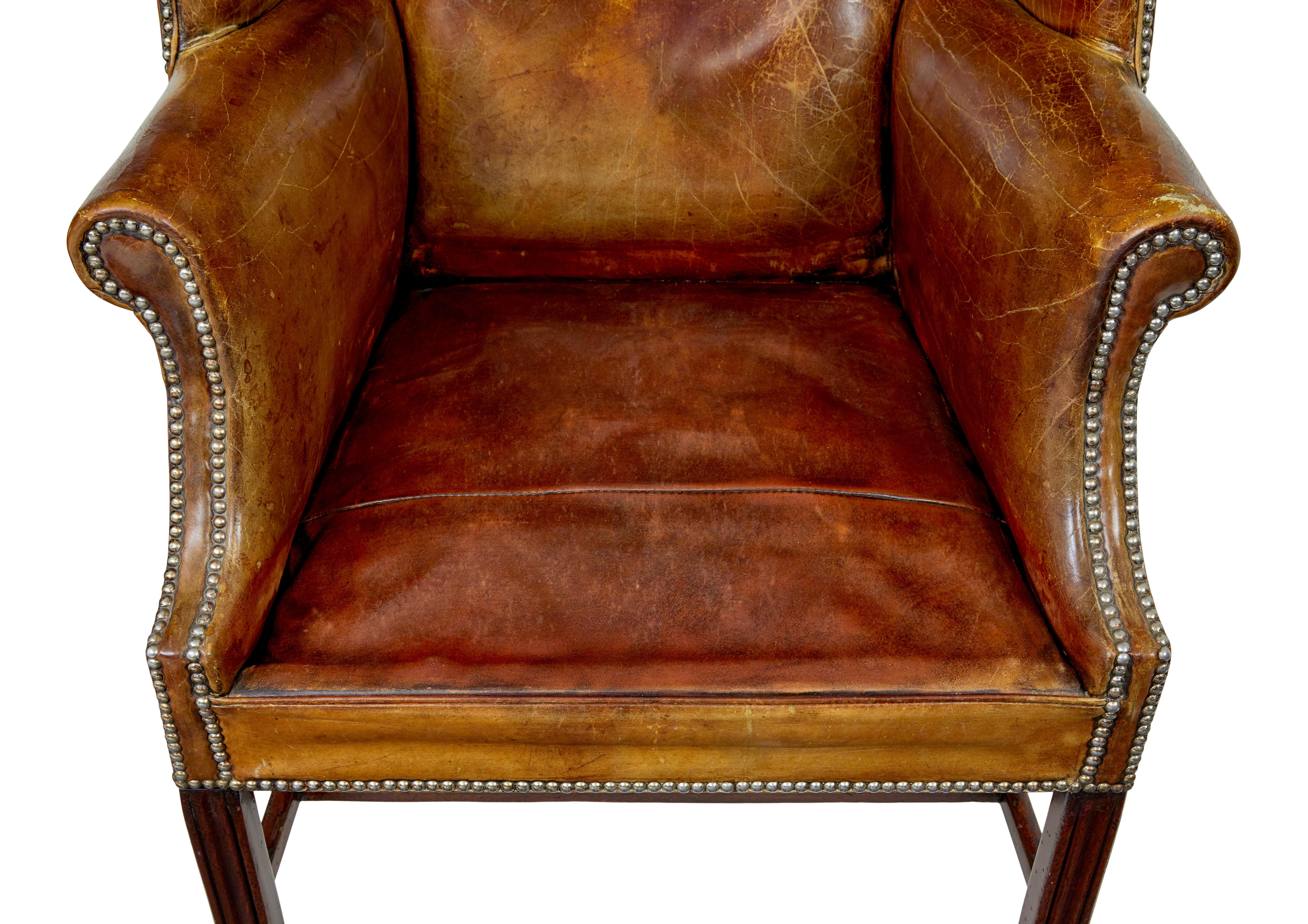 Sillón con respaldo de ala de cuero curtido de principios del siglo XX en venta 2