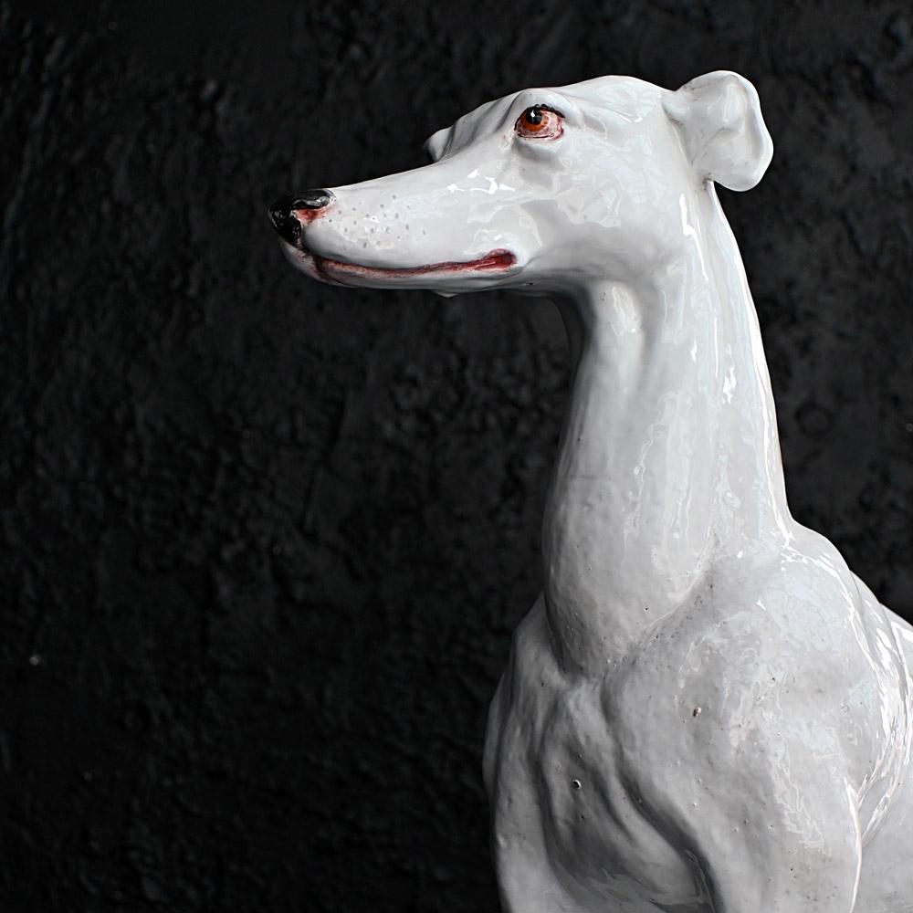 Statue de chien italien en terre cuite du début du 20e siècle  
De forme élancée et raffinée, cette statue de chien en terre cuite fabriquée à la main au début du XXe siècle aurait été produite en Italie. Peinte à la main et recouverte d'un glaçage,