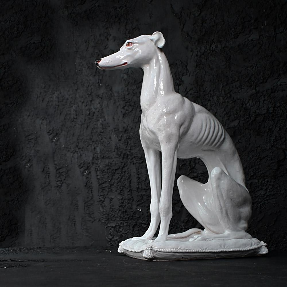 Début de l'époque victorienne Statue de chien italien en terre cuite du début du 20e siècle   en vente