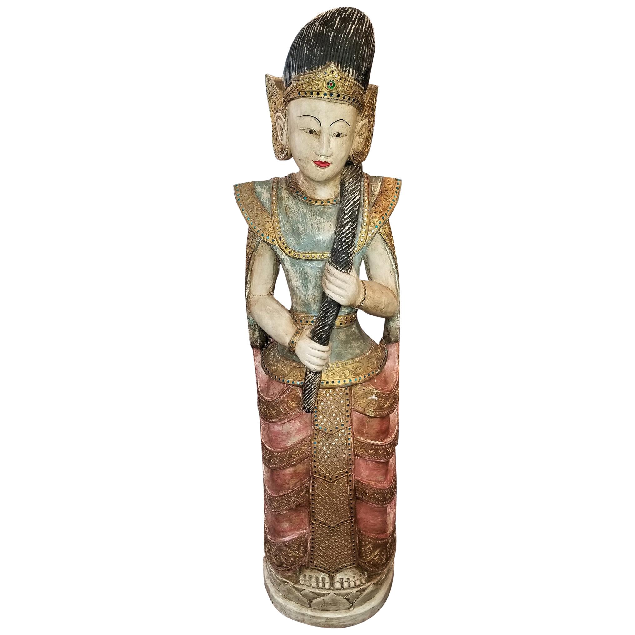 Thailändische Göttin des frühen 20. Jahrhunderts, polychrome Statue im Angebot