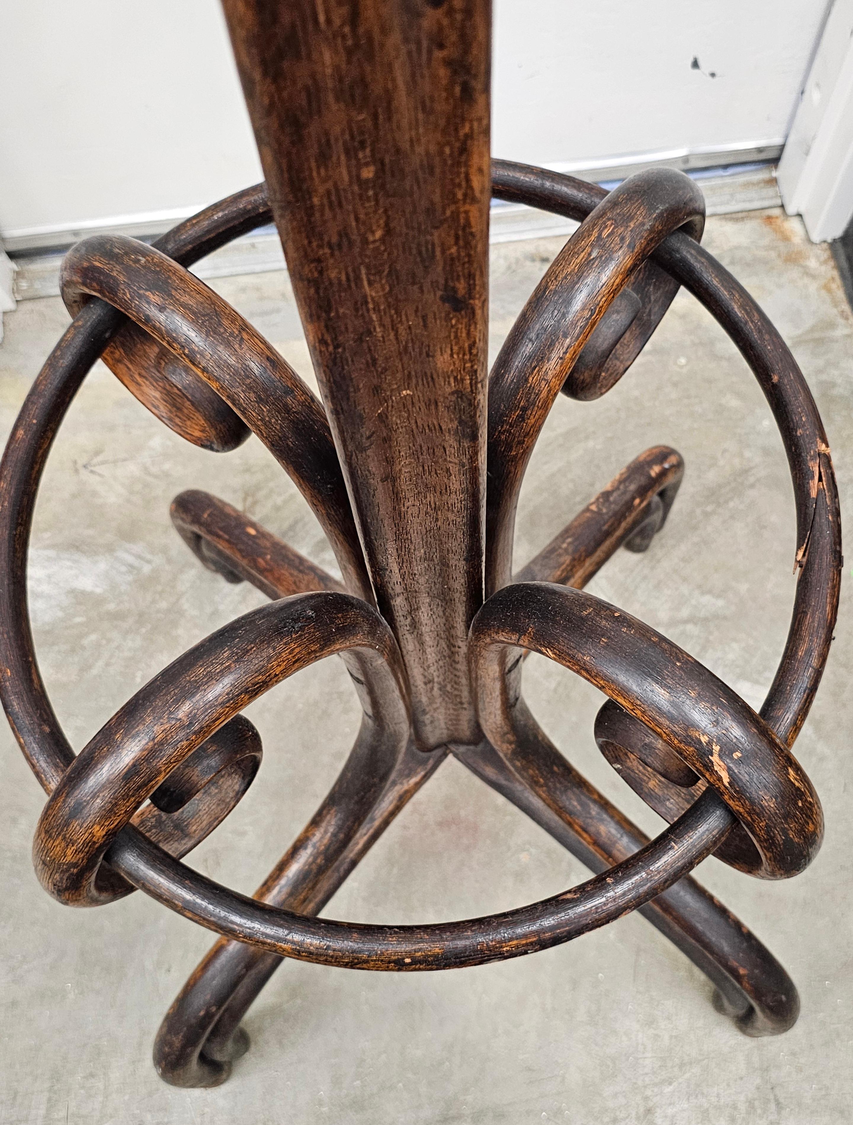 Perchero / Sombrerero Thonet de madera curvada de principios del siglo XX en Bueno estado para la venta en Germantown, MD