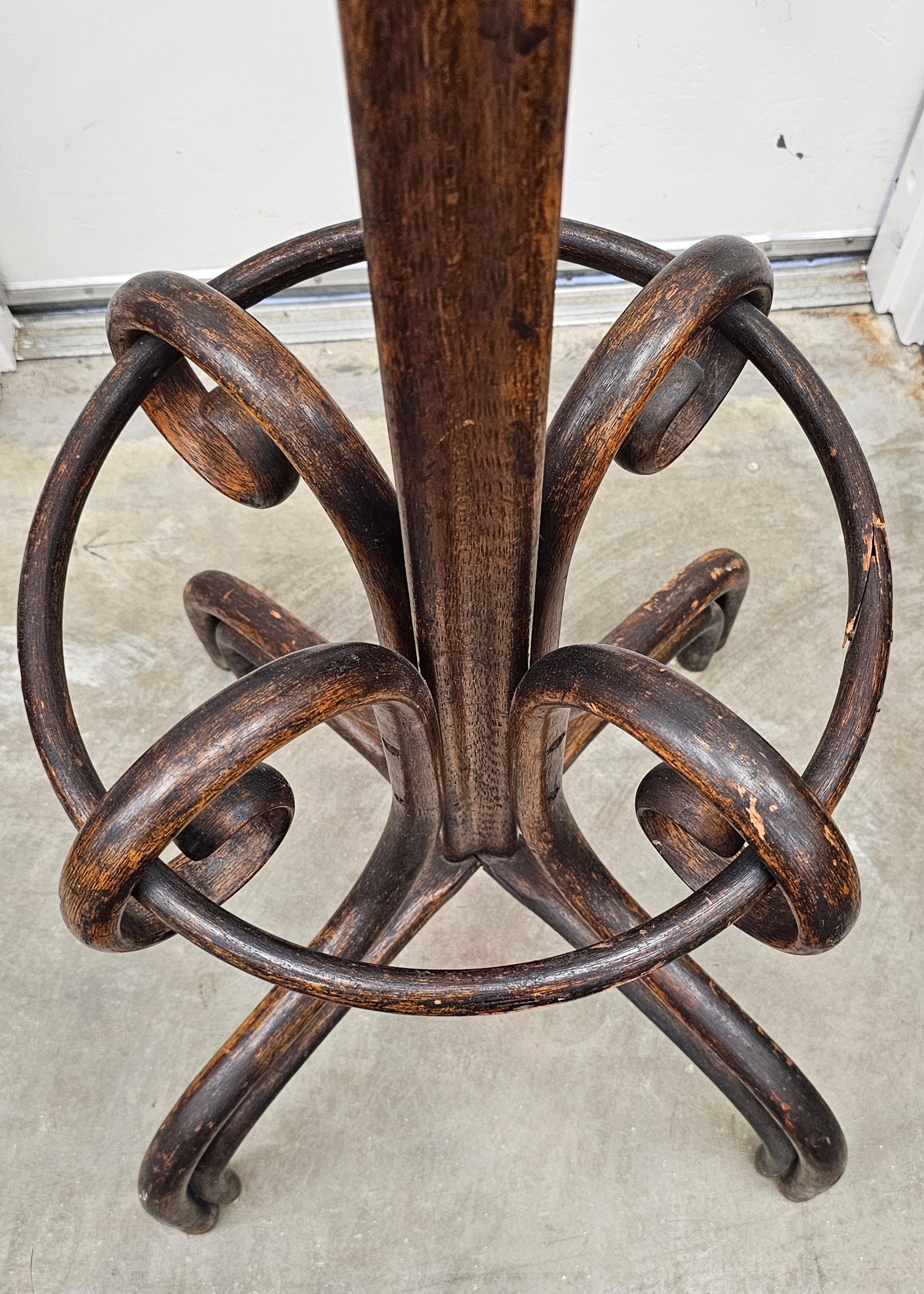 Perchero / Sombrerero Thonet de madera curvada de principios del siglo XX Roble en venta