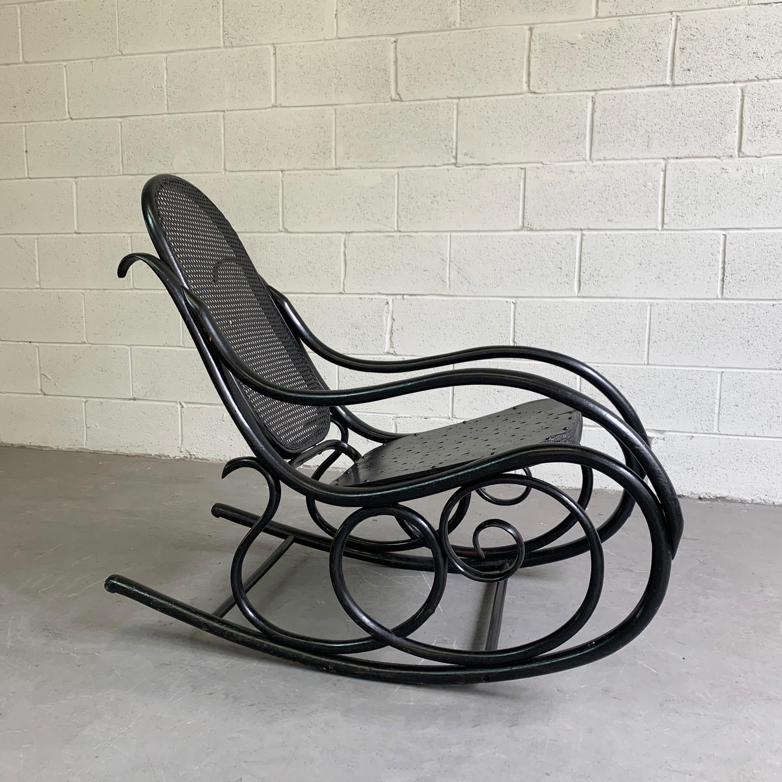 Early 20th Century Thonet Bentwood Rocking Chair 1