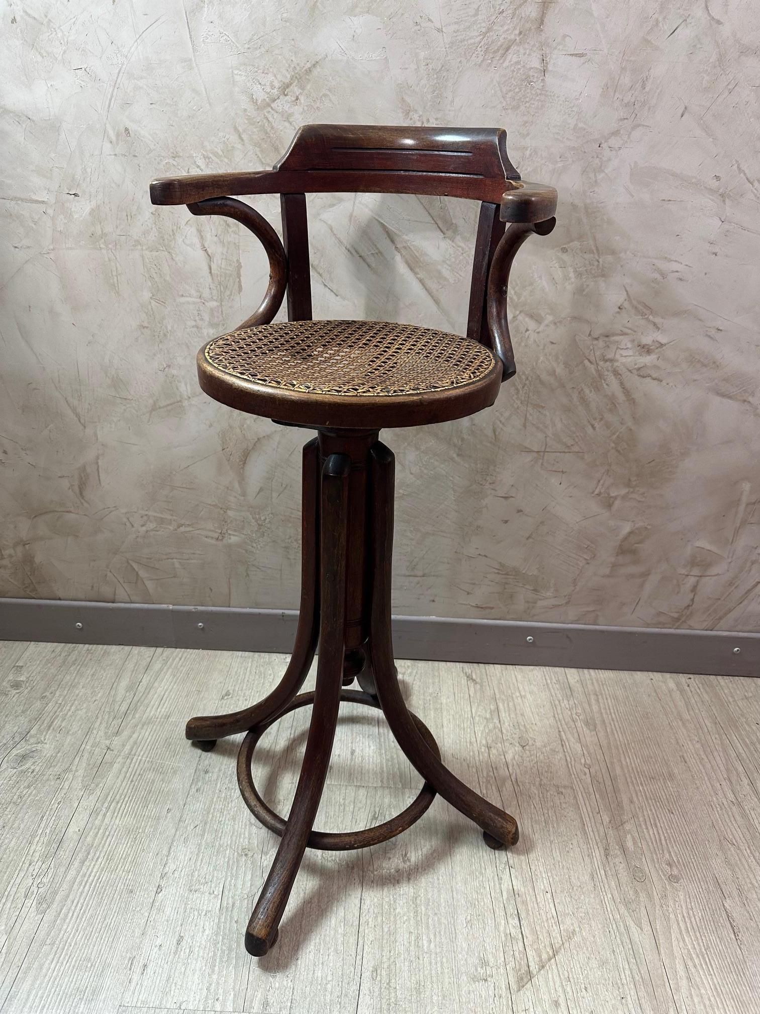 Très beau tabouret de coiffeur pour enfant de la célèbre maison Thonet (non signée) spécialisée dans le bois courbé. Canne et siège pivotant. Date de 1900. Très bonne qualité et bon état.