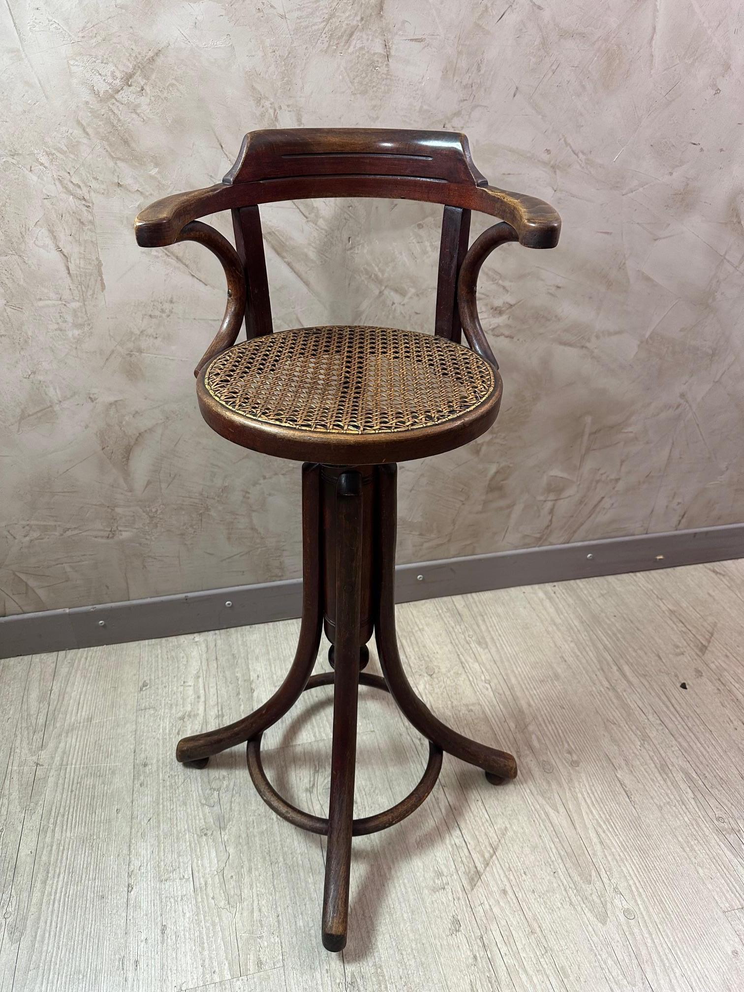 Sculpté Fauteuil pivotant de Child & Child, début du 20e siècle, Thonet, années 1900 en vente