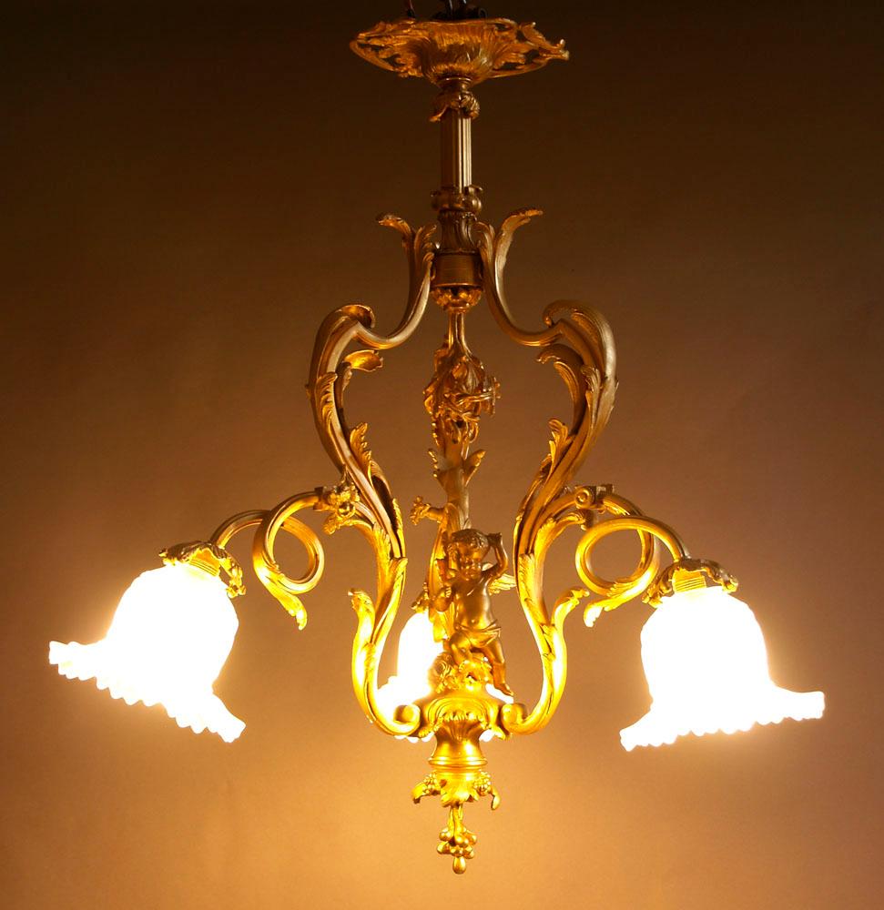 Early 20th Century Three-Arm Gilded Bronze Chandelier with Cupid For Sale 7