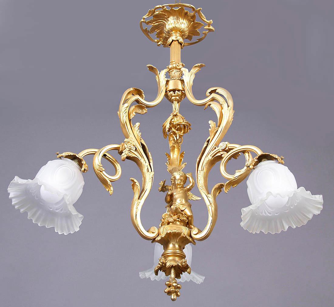 European Early 20th Century Three-Arm Gilded Bronze Chandelier with Cupid For Sale