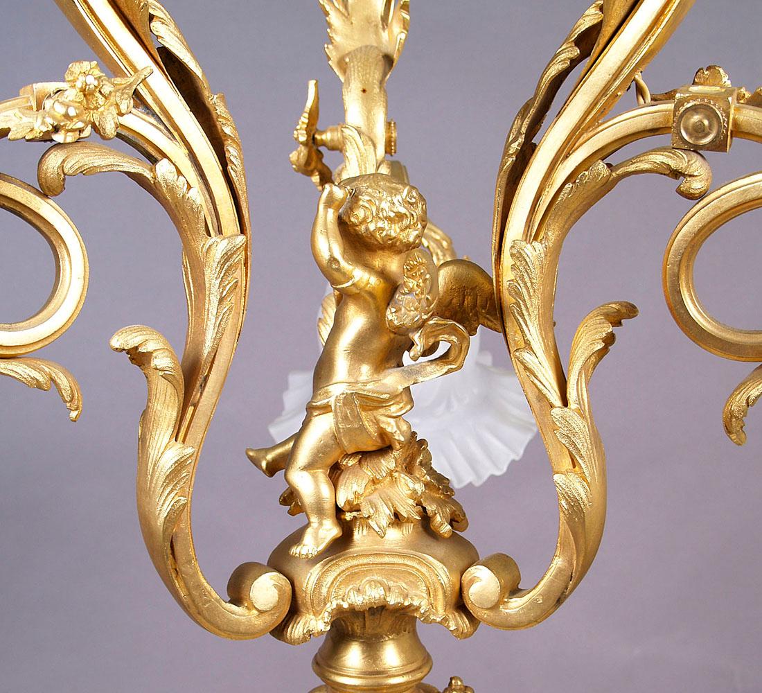Early 20th Century Three-Arm Gilded Bronze Chandelier with Cupid For Sale 3