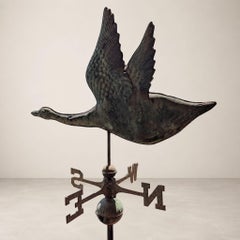 Veleta tridimensional de cobre con forma de cisne, de principios del siglo XX