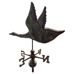 Veleta tridimensional de cobre con forma de cisne, de principios del siglo XX