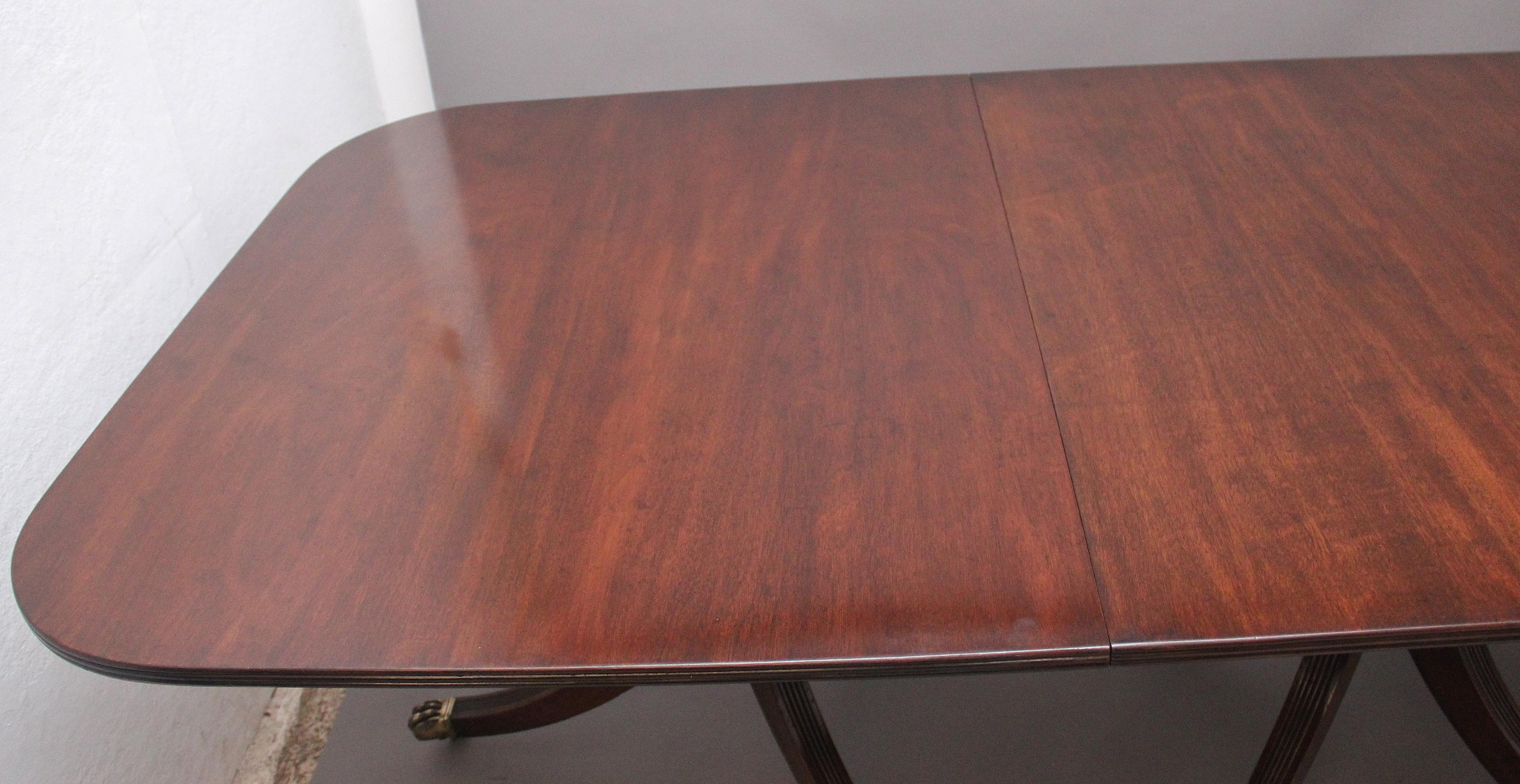 Early 20th Century three pedestal dining table In Good Condition For Sale In Martlesham, GB