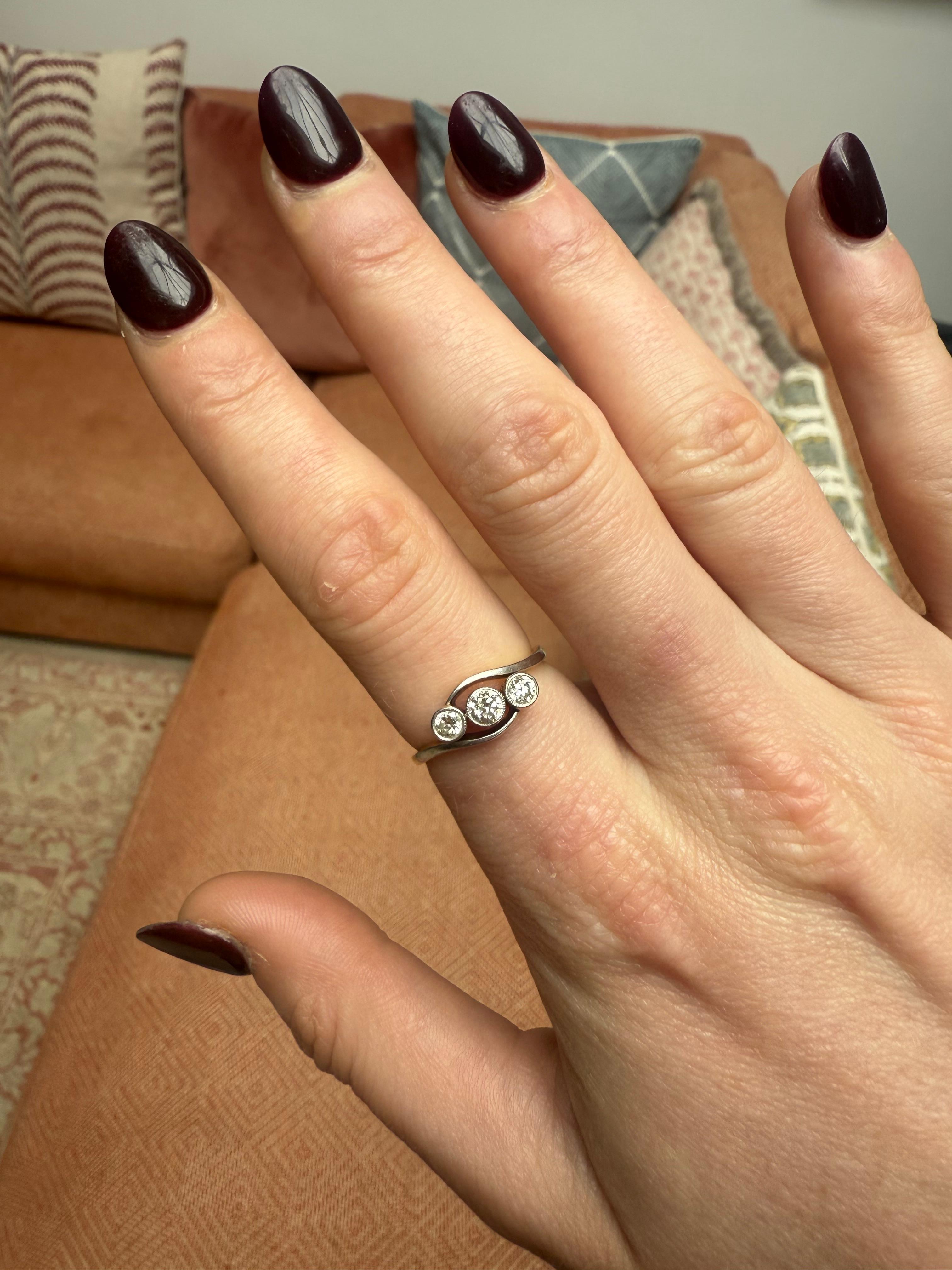 Taglio antico europeo Anello con tre pietre di diamante dei primi del Novecento in vendita