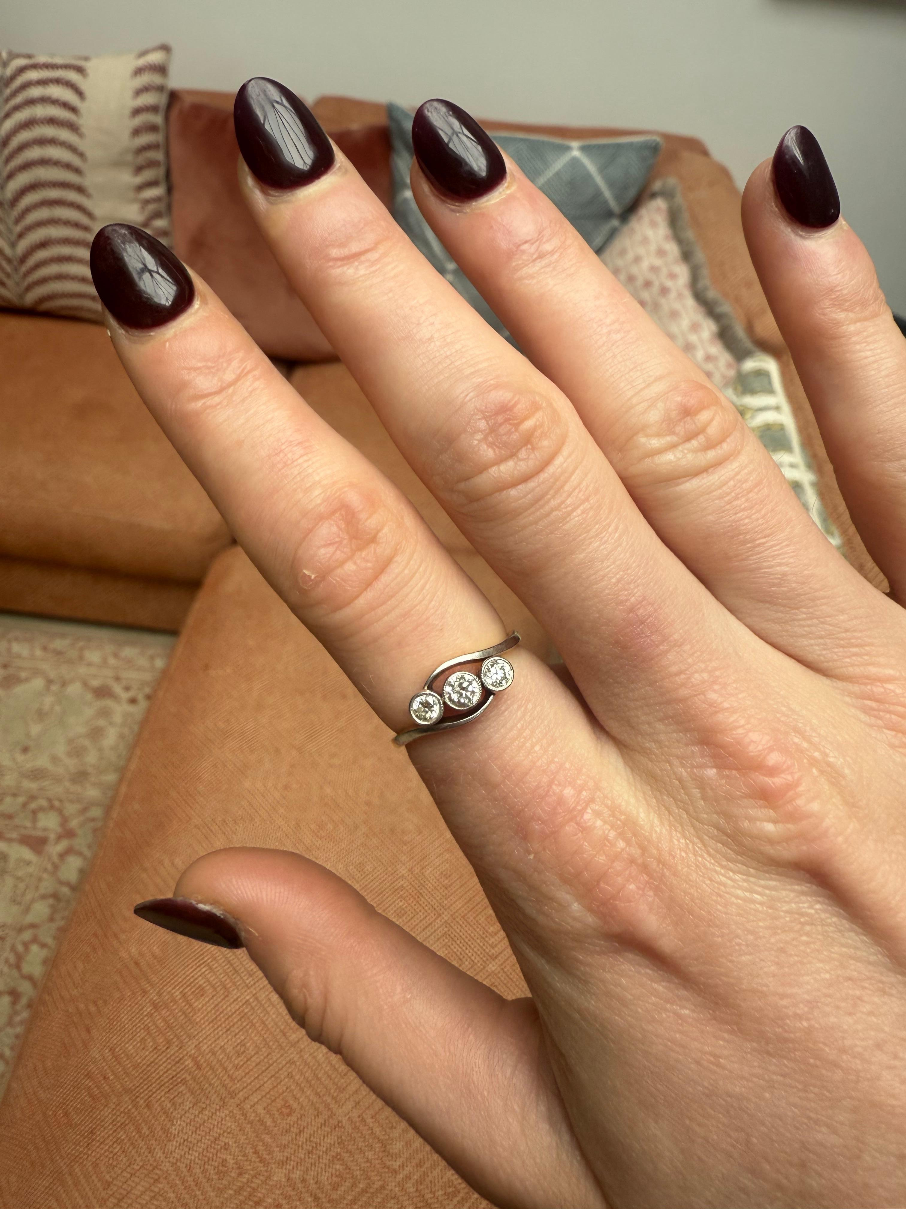 Anello con tre pietre di diamante dei primi del Novecento In condizioni buone in vendita a London, GB