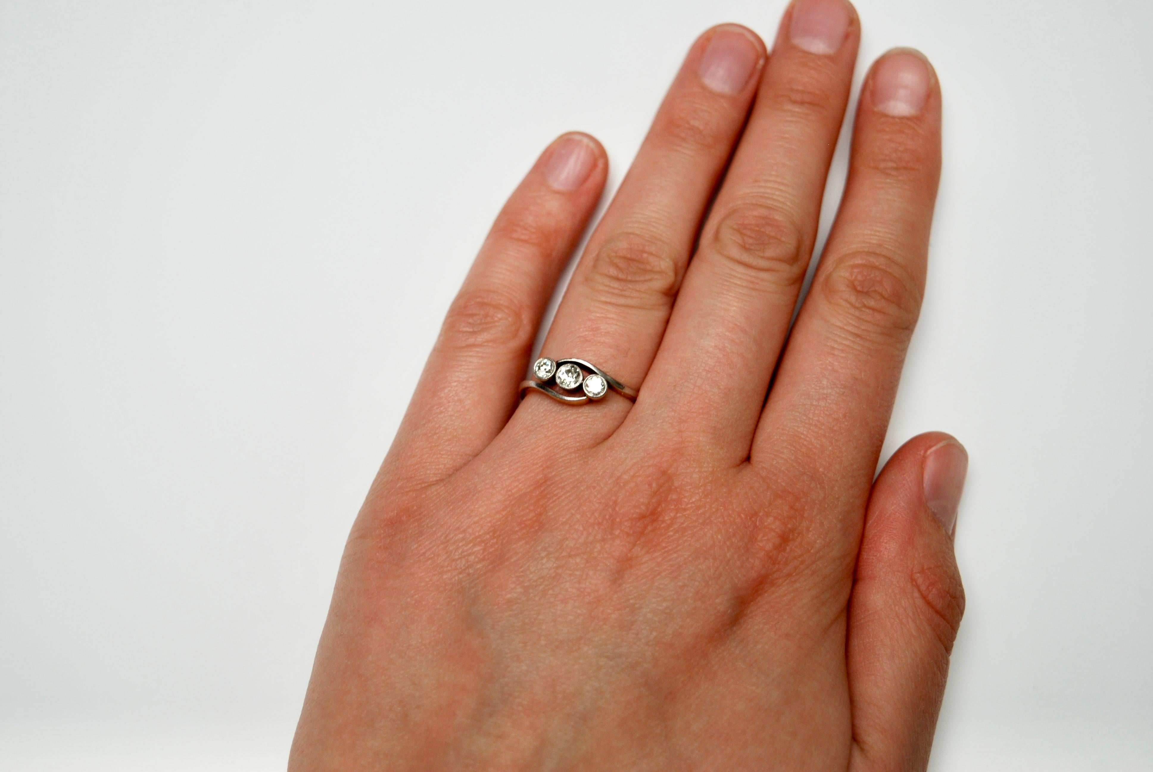 Early 20th Century Three Stone Diamond Ring In Good Condition For Sale In London, GB