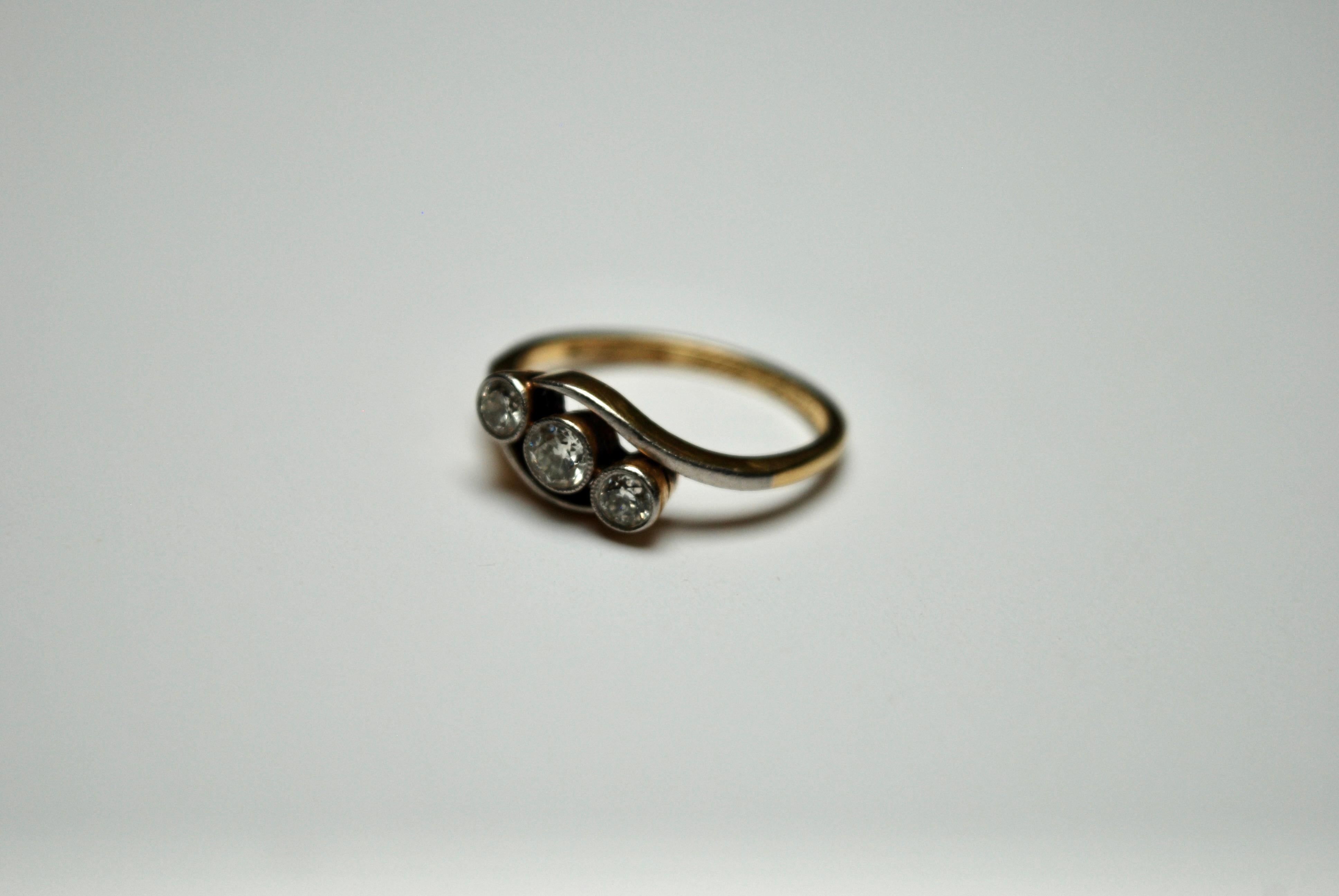 Women's or Men's Early 20th Century Three Stone Diamond Ring For Sale