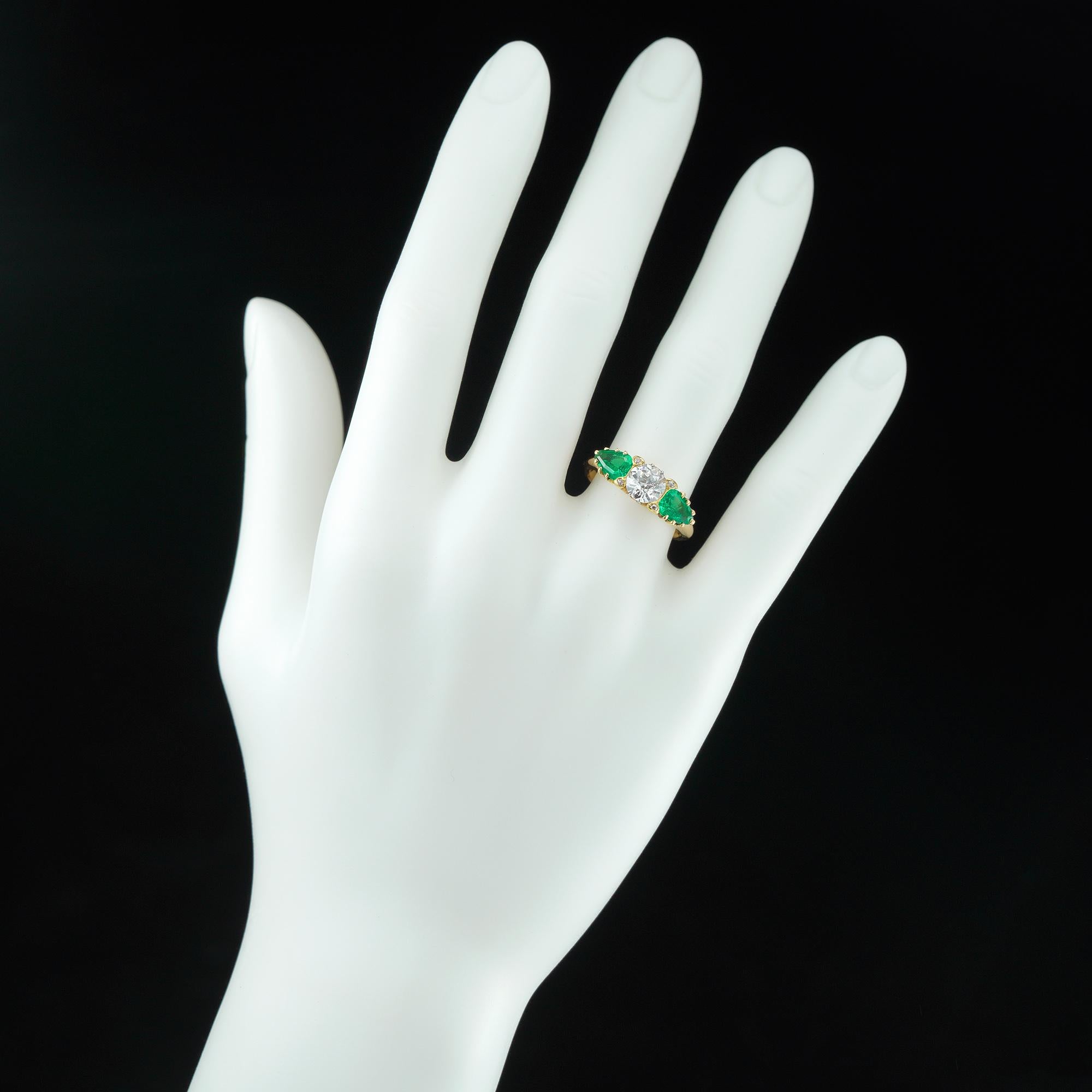Early 20th Century Three-Stone Emerald and Diamond Ring In Good Condition In London, GB