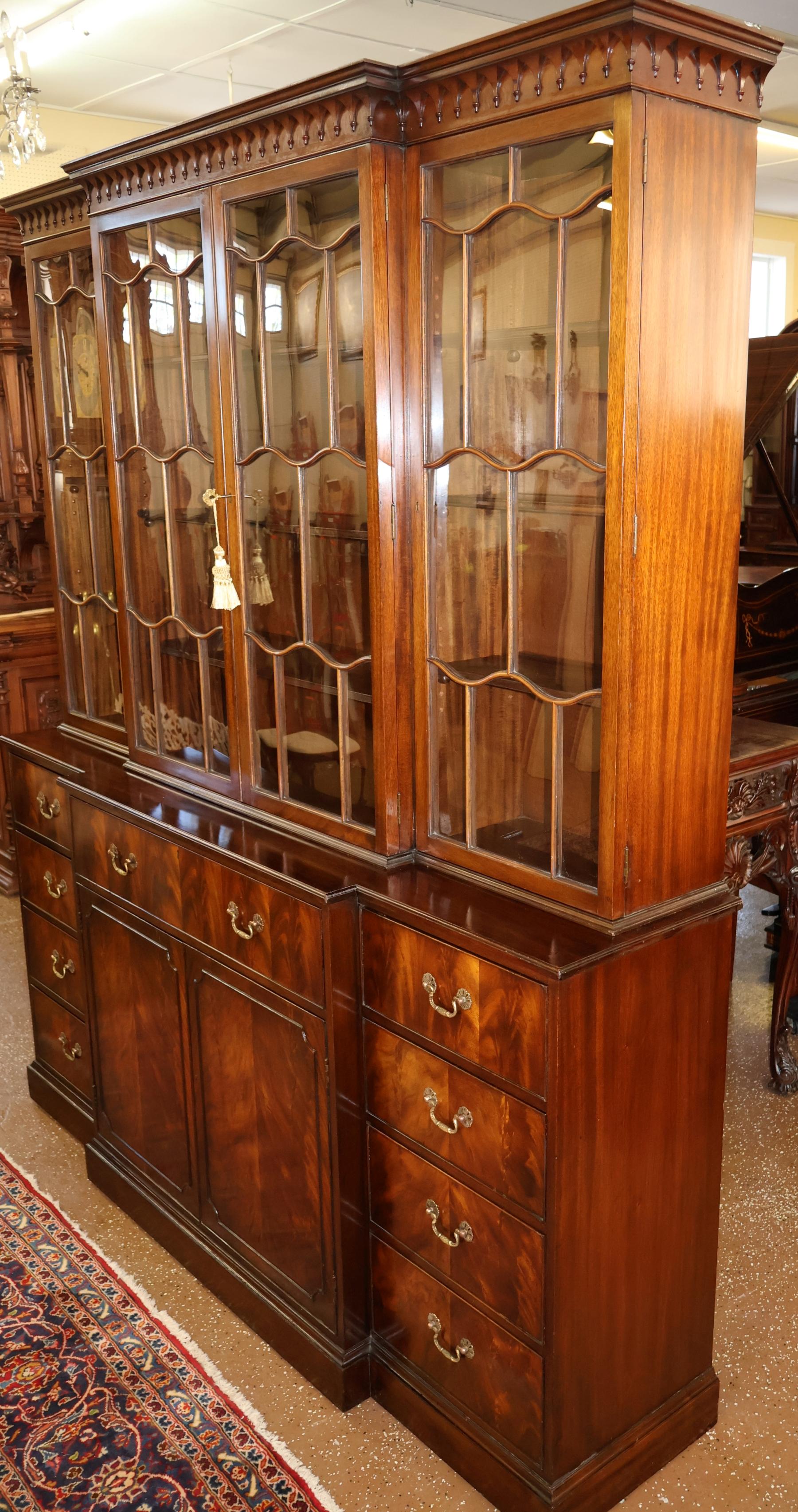 Libreria armadio per porcellane in mogano Tibbenham dei primi del Novecento in vendita 7