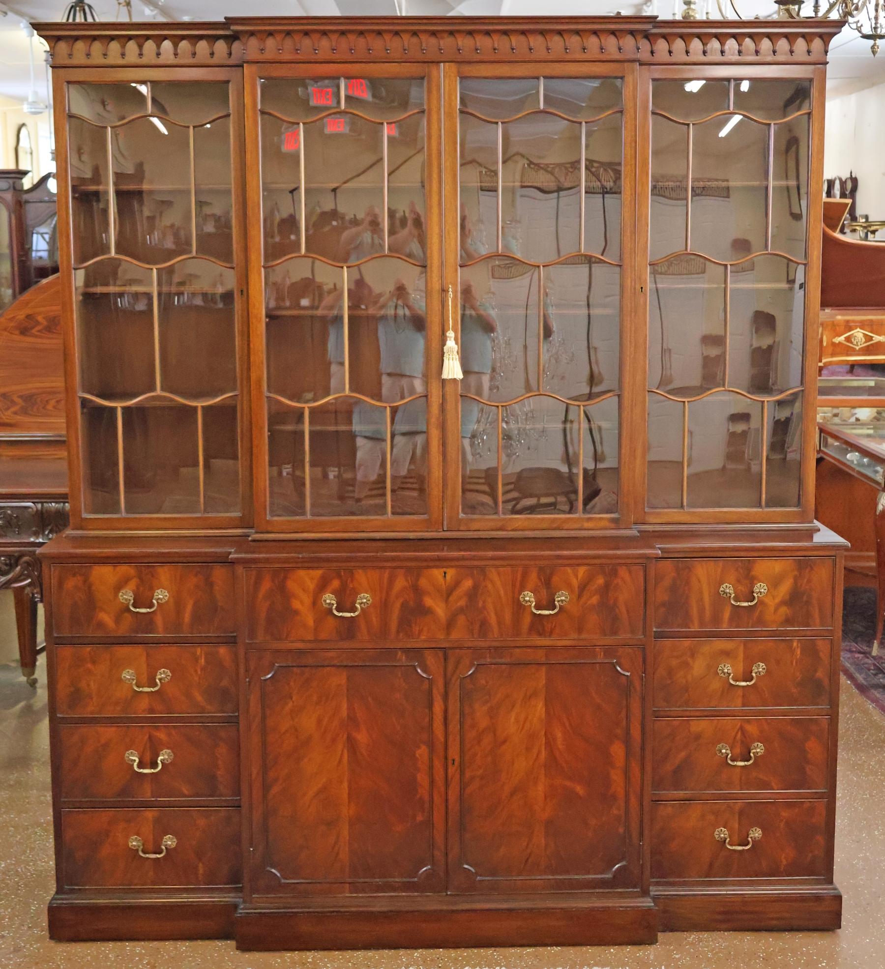 Libreria armadio per porcellane in mogano Tibbenham dei primi del Novecento

Dimensioni: 73