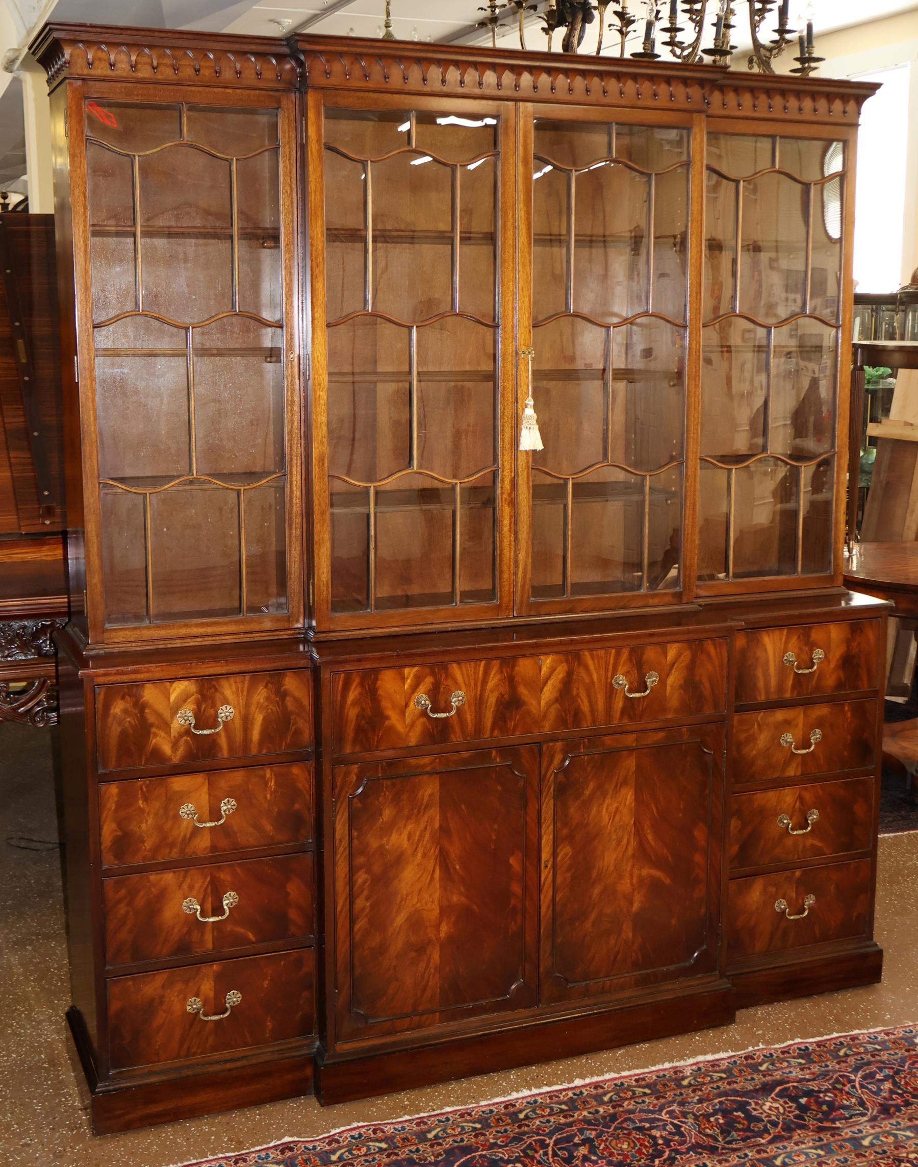 Giorgio III Libreria armadio per porcellane in mogano Tibbenham dei primi del Novecento in vendita