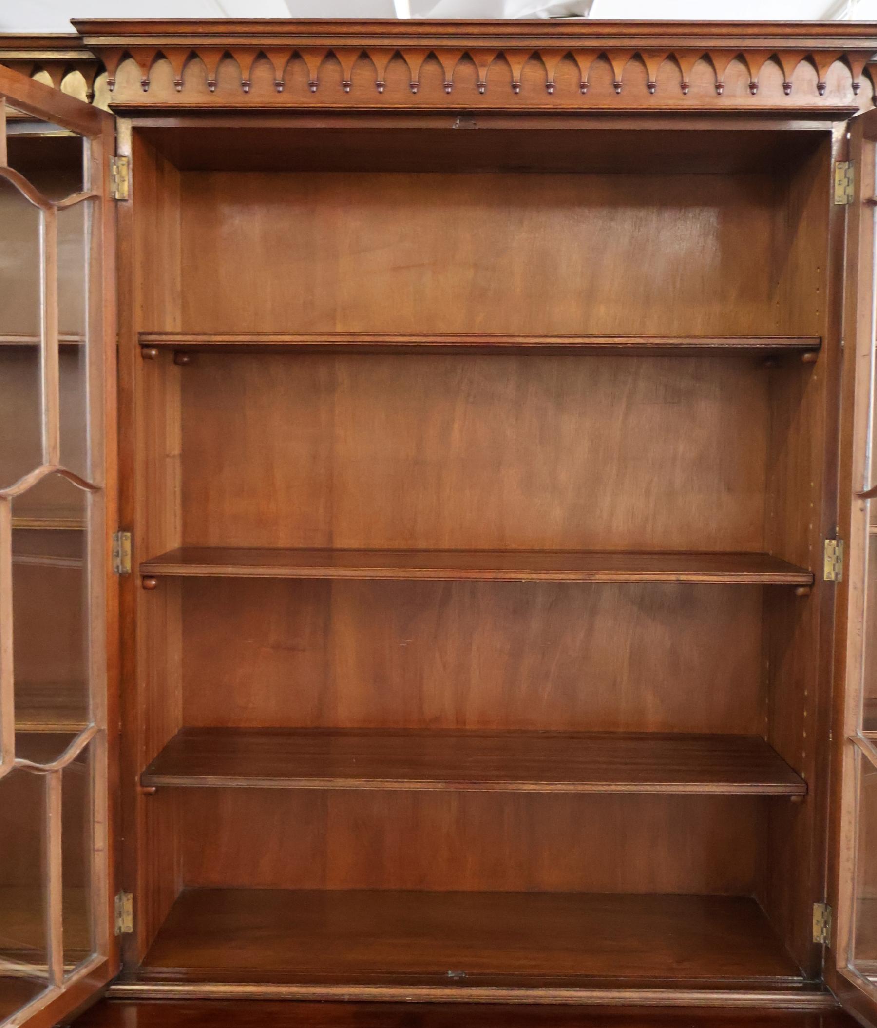 XX secolo Libreria armadio per porcellane in mogano Tibbenham dei primi del Novecento in vendita