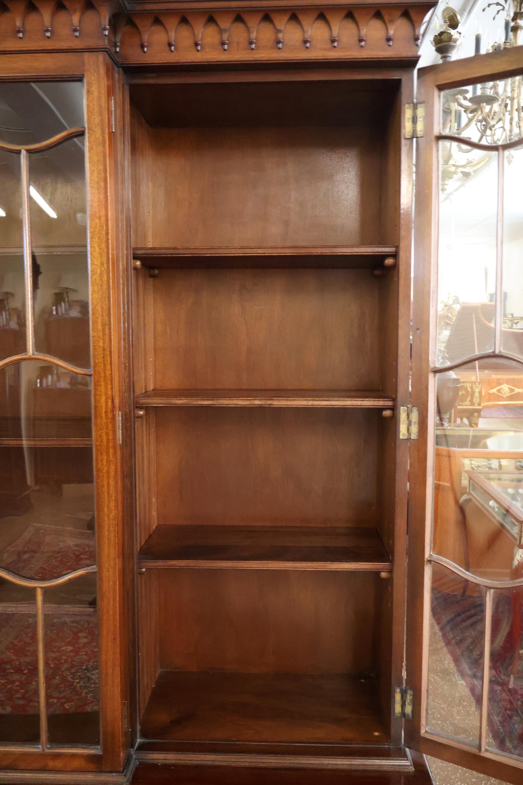 Mogano Libreria armadio per porcellane in mogano Tibbenham dei primi del Novecento in vendita