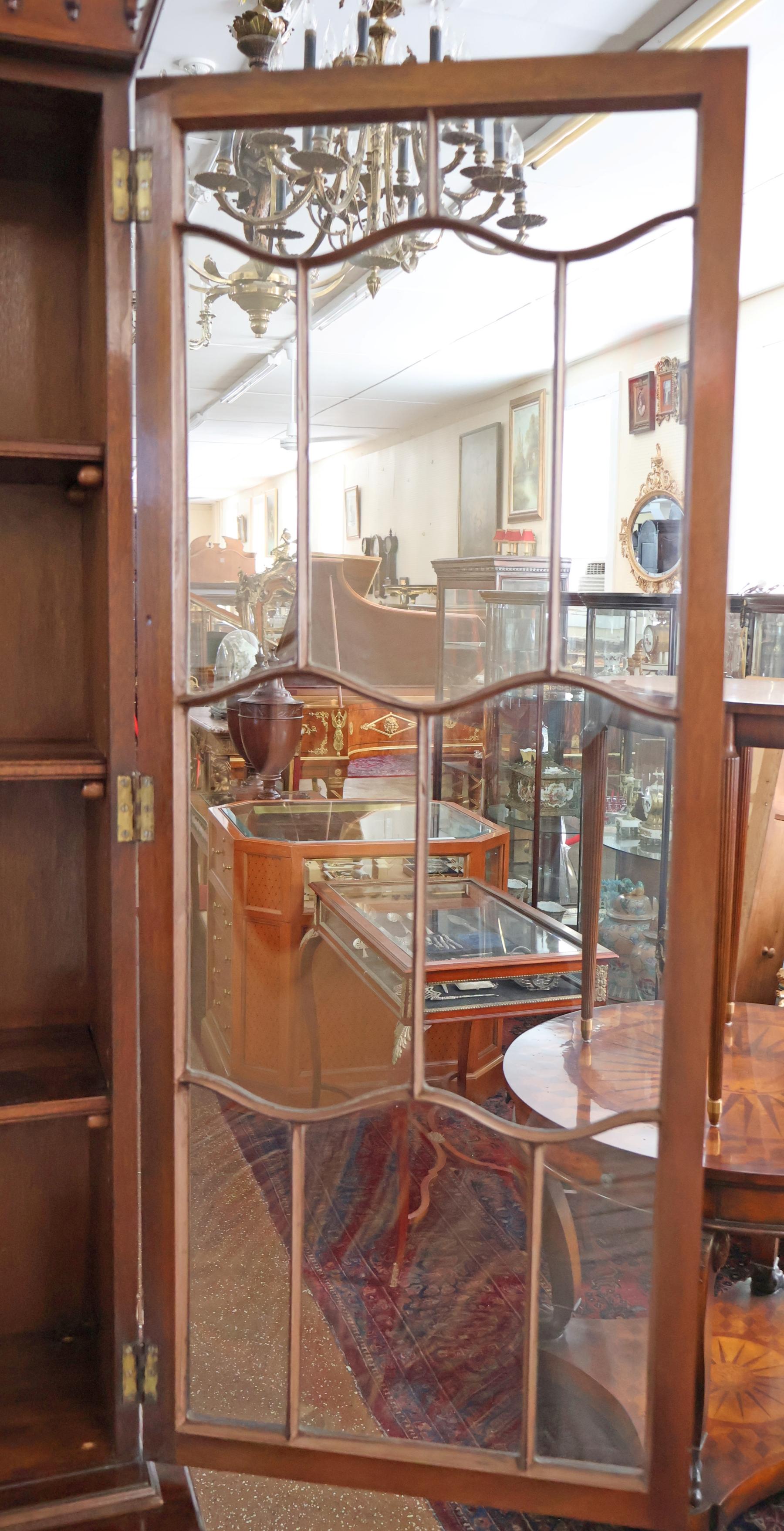 Libreria armadio per porcellane in mogano Tibbenham dei primi del Novecento in vendita 1
