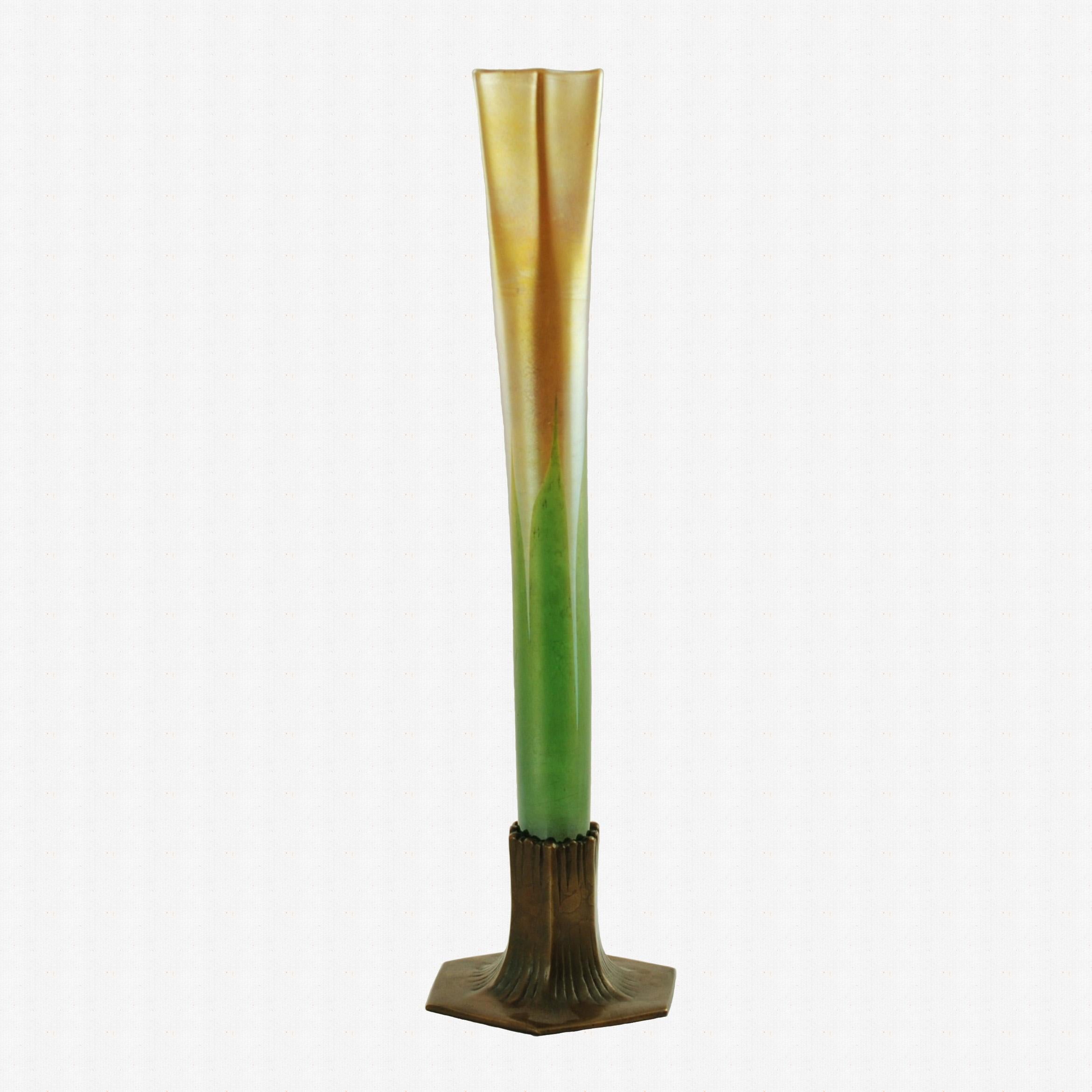 Frühes 20. Jahrhundert Tiffany & Co Favrile-Glas-Knospenvase mit Bronze-Sockel (Arts and Crafts)